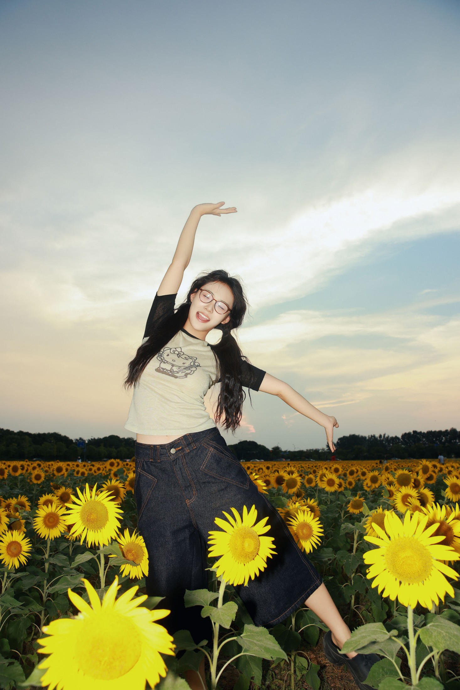 ivvvv – 《向日葵花海》[38P]