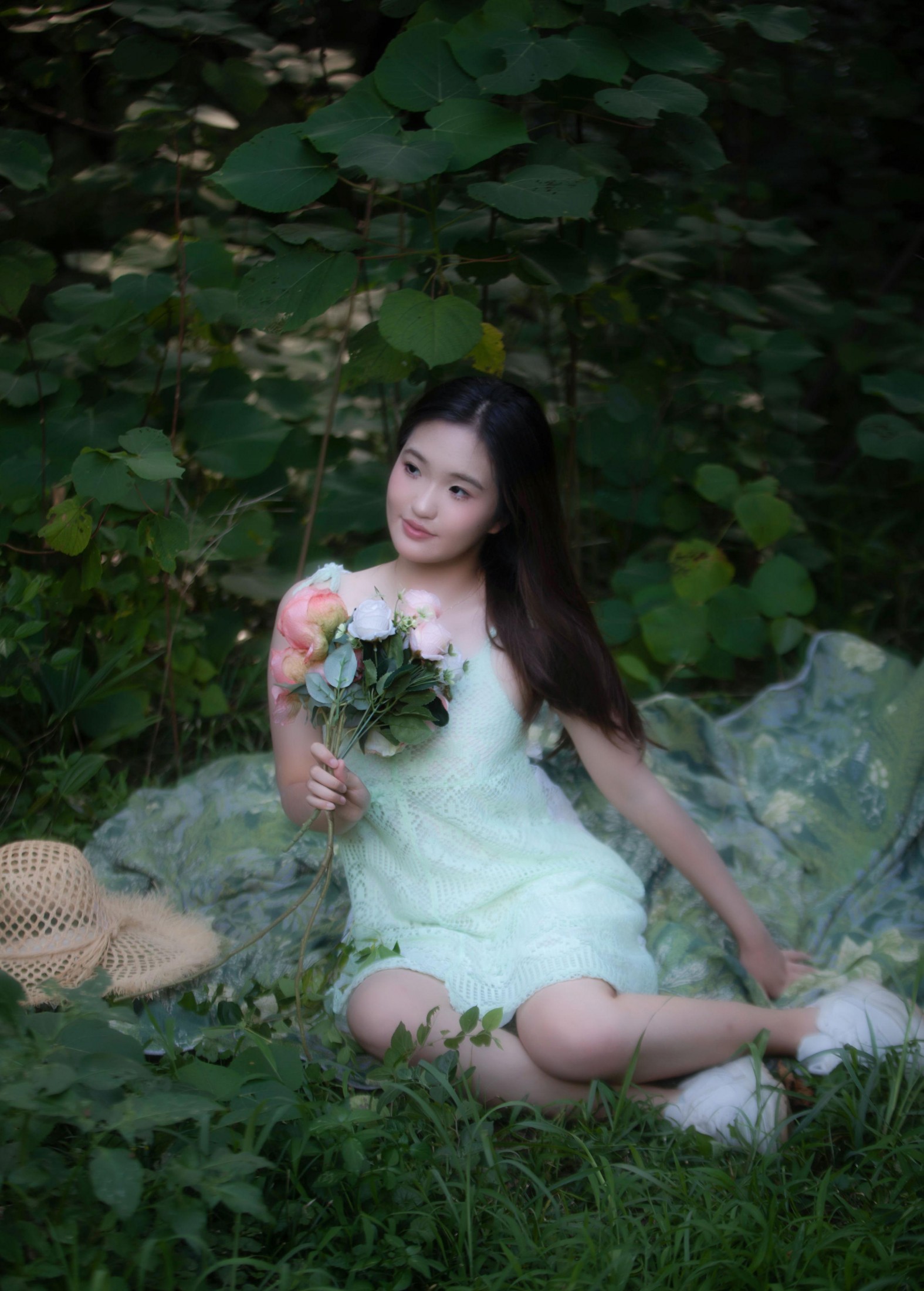 小雅 – 《草地上的少女》[16P]