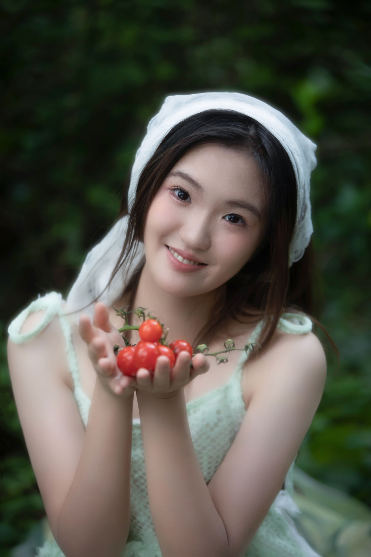 小雅 – 《草地上的少女》[16P]