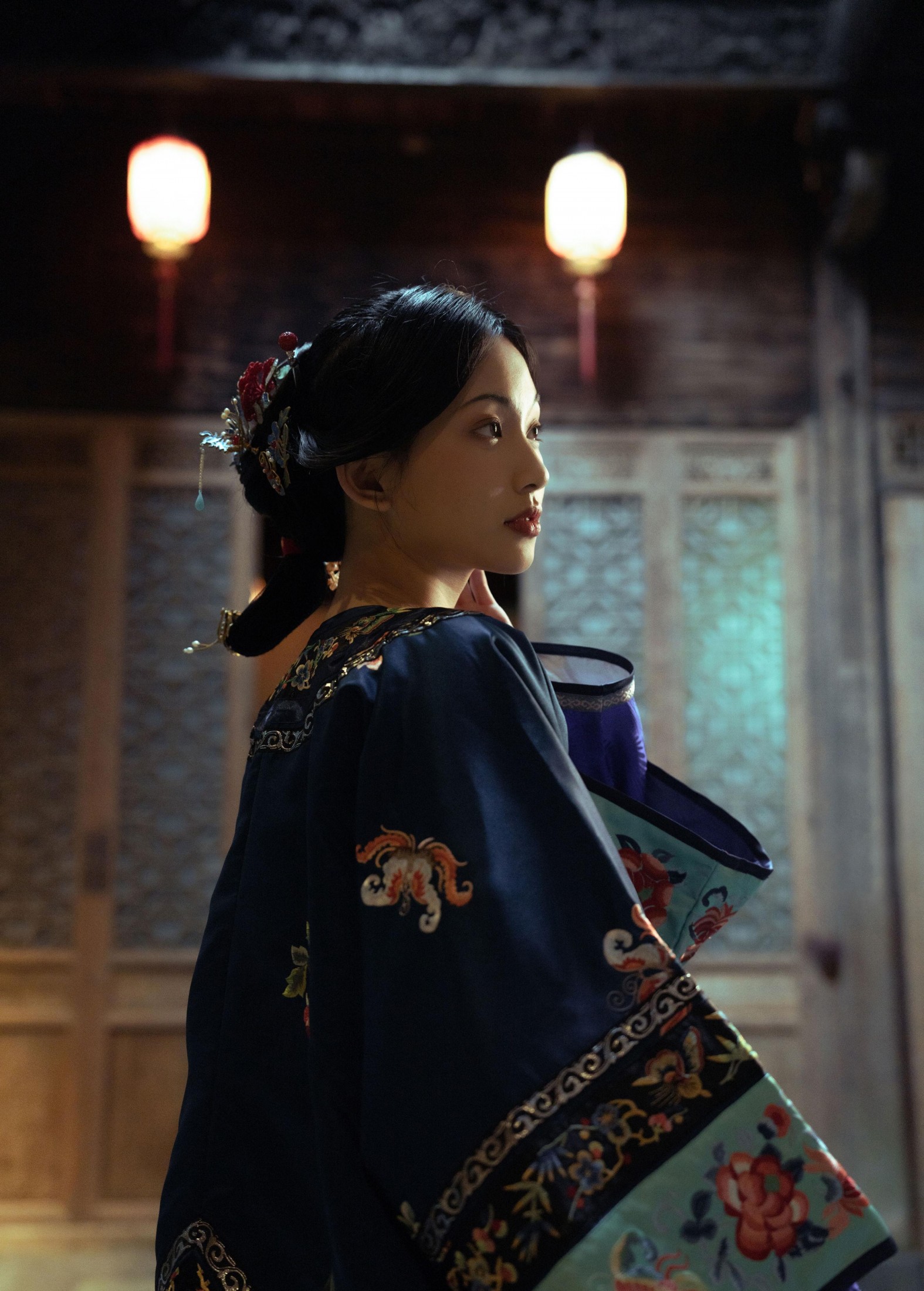 二一芝 – 《她坐在黑洞洞四方方的窗朝外望》[17P]