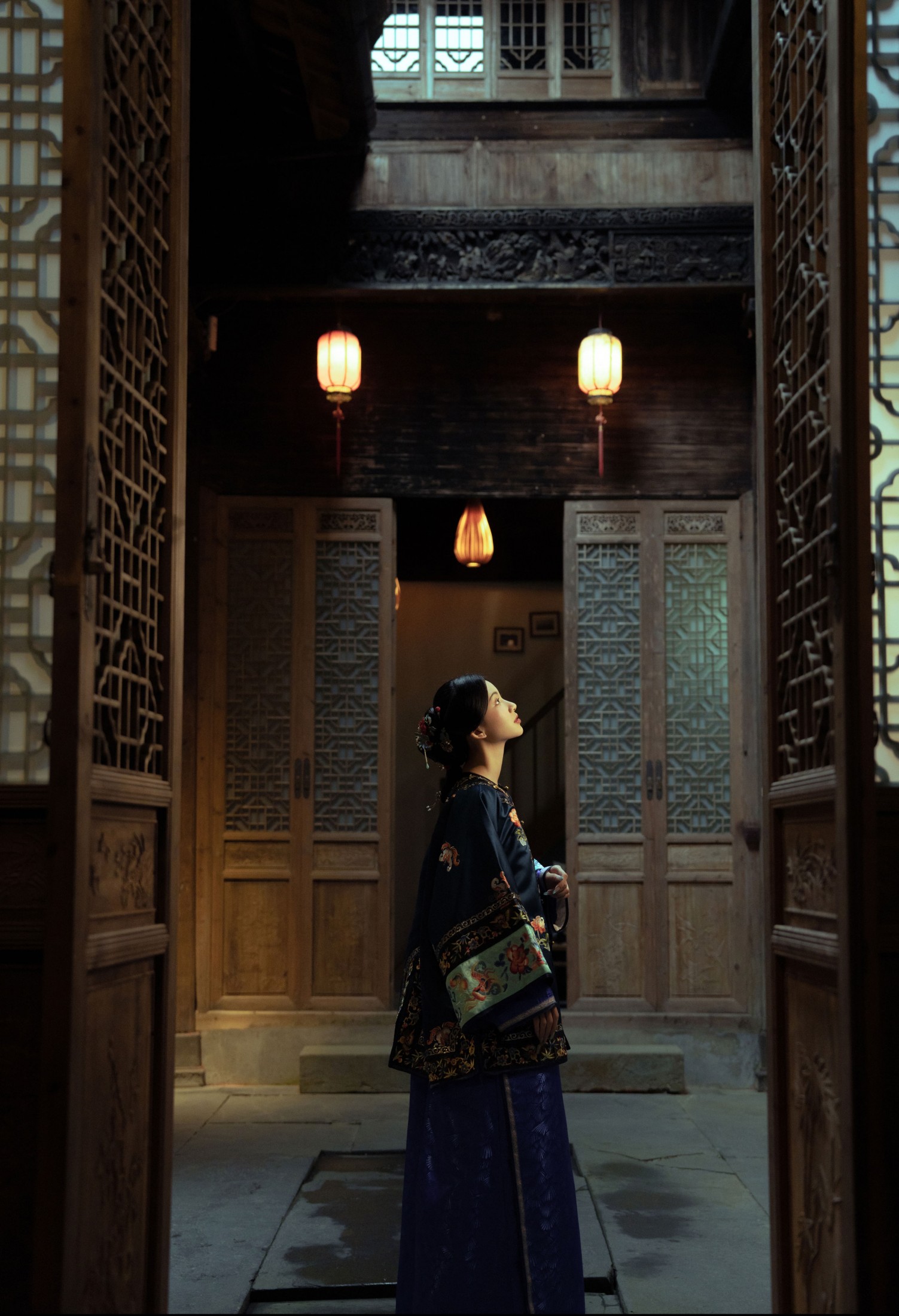 二一芝 – 《她坐在黑洞洞四方方的窗朝外望》[17P]