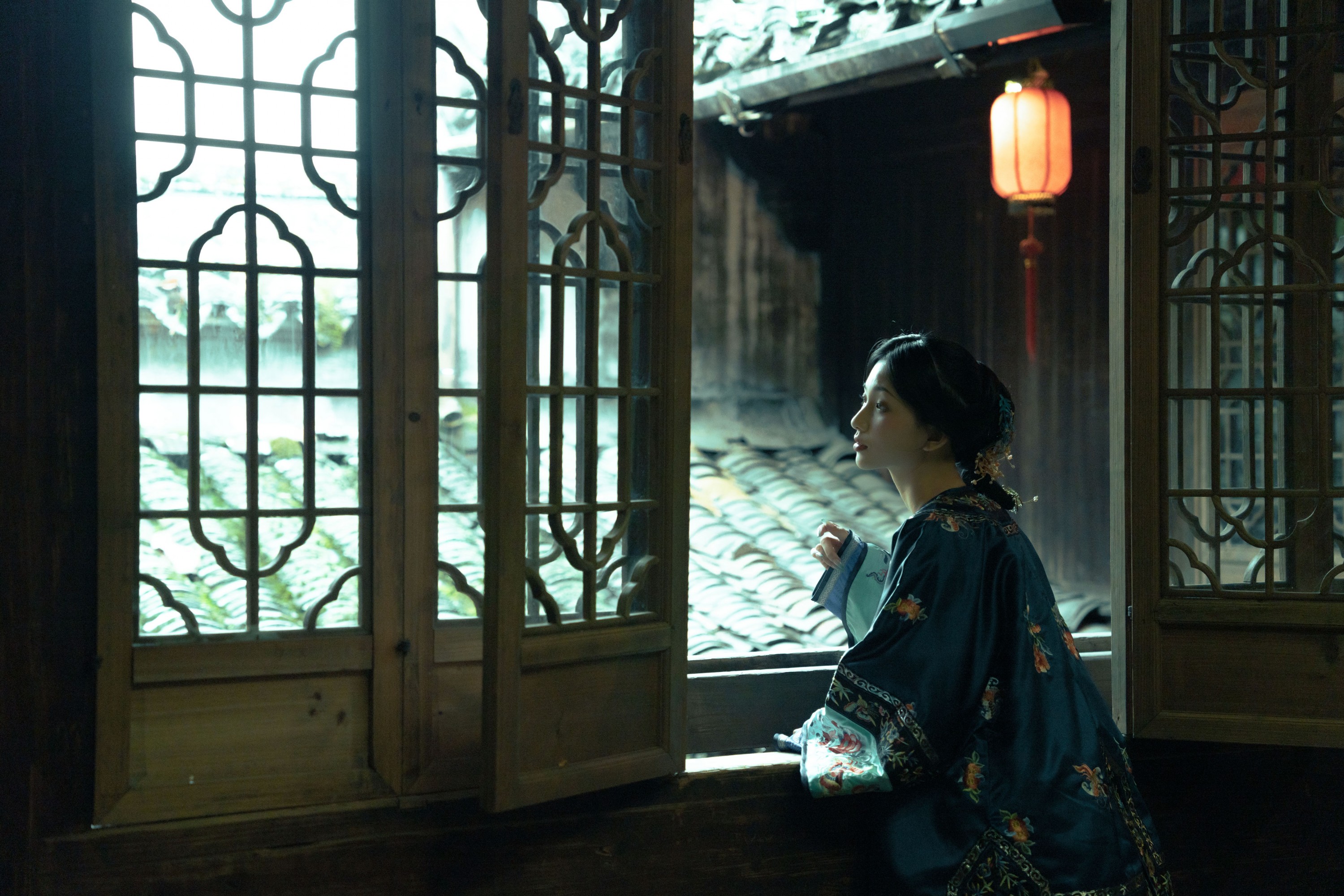 二一芝 – 《她坐在黑洞洞四方方的窗朝外望》[17P]