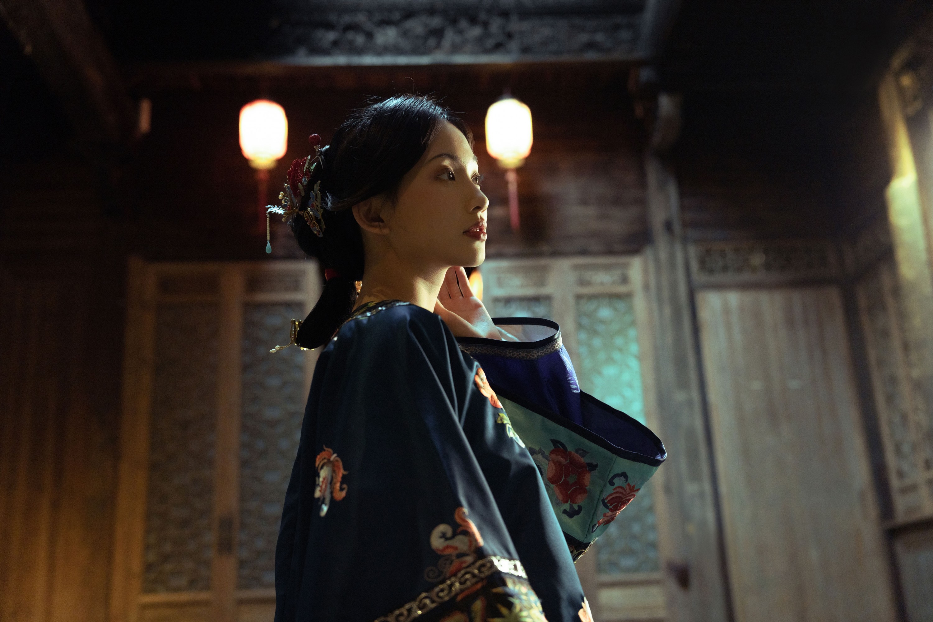 二一芝 – 《她坐在黑洞洞四方方的窗朝外望》[17P]