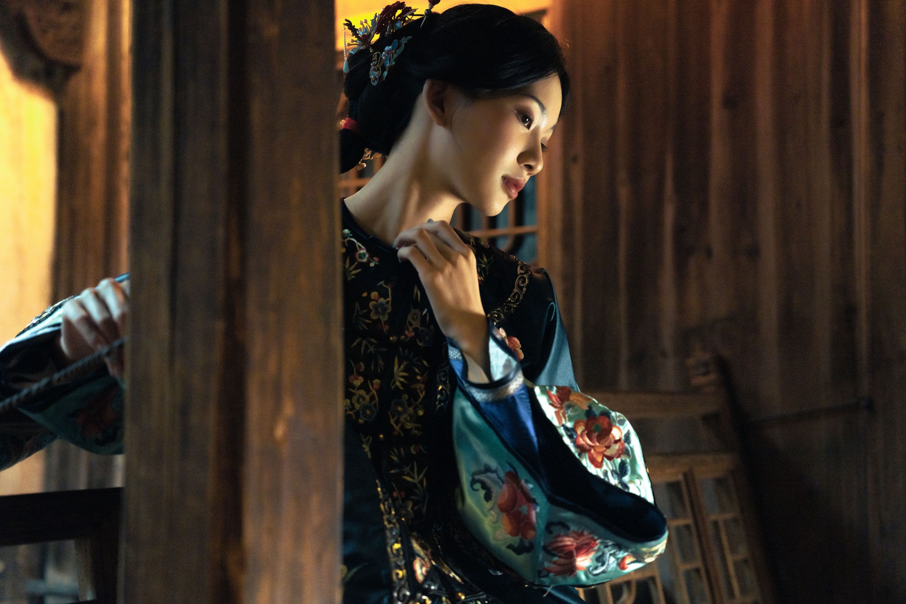 二一芝 – 《她坐在黑洞洞四方方的窗朝外望》[17P]