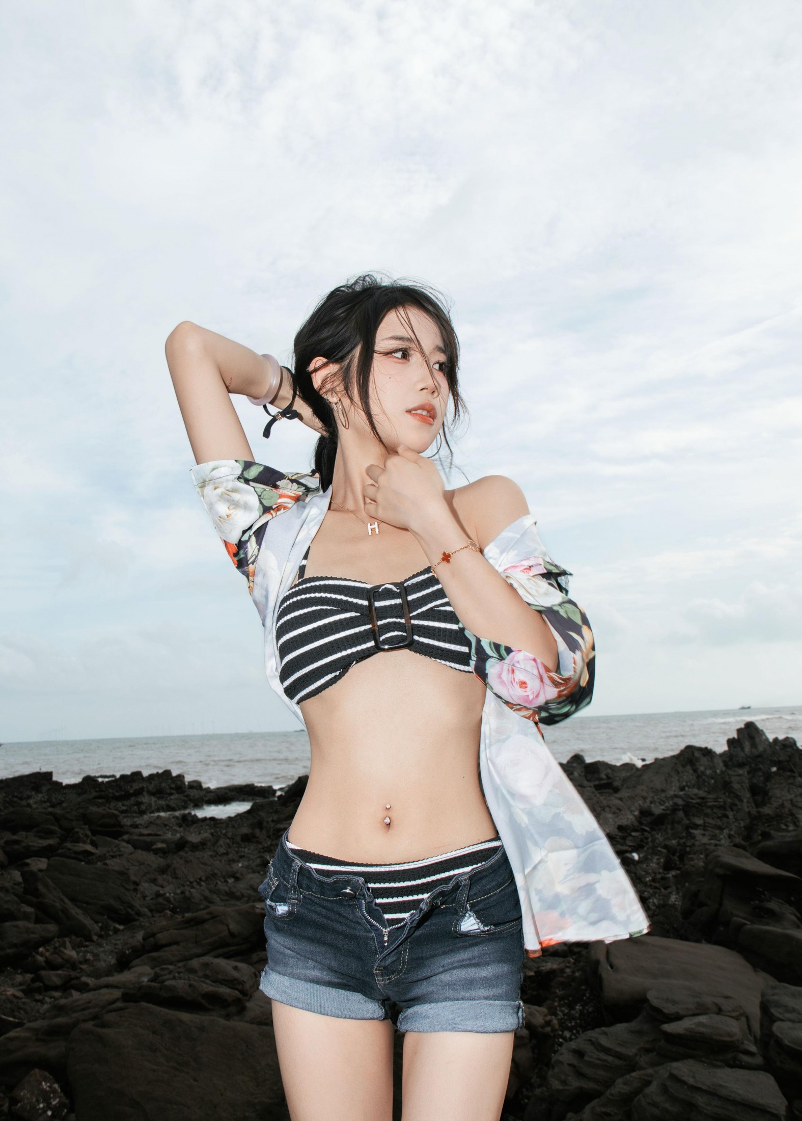 小欣吃不饱 – 《怪石滩》[22P]