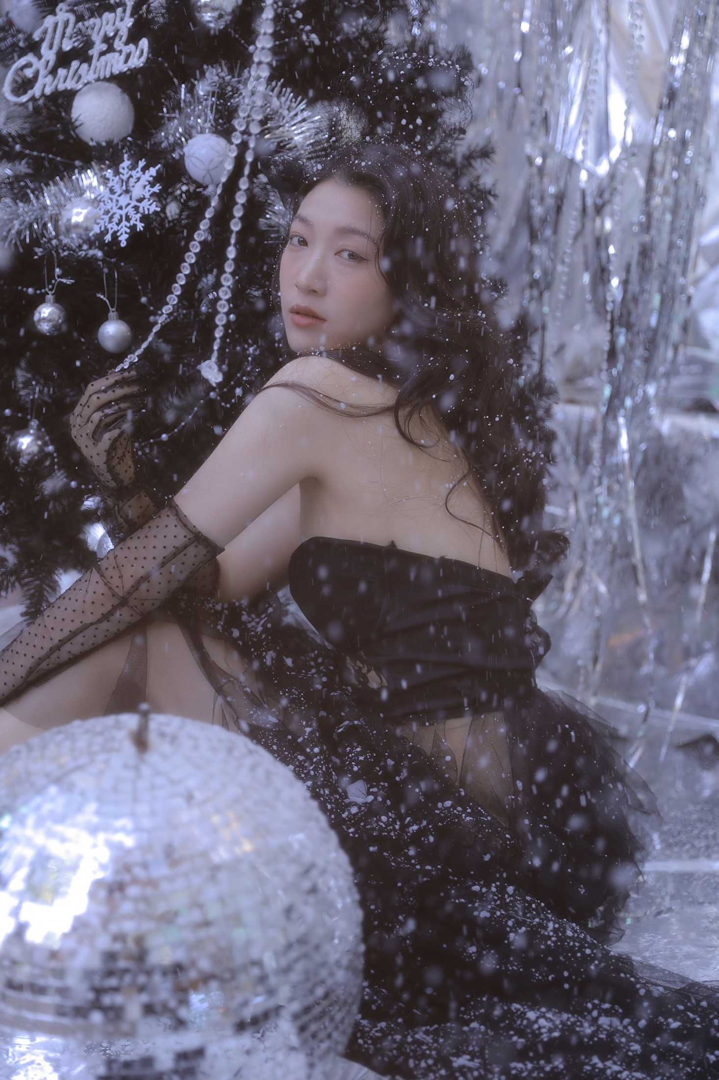 鹿尾儿儿 – 《黑色圣诞》[9P]