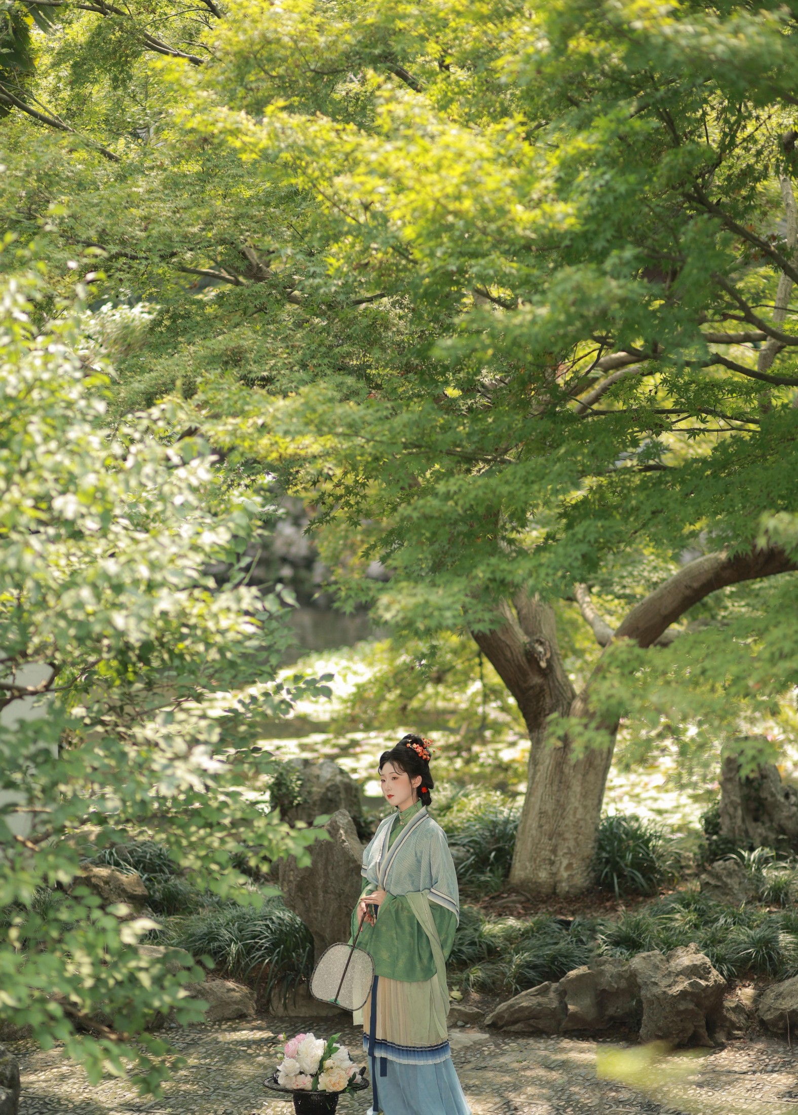 秦卿卿 - 《黛眉轻扫远山春，杏眼流波月作神》[9P]