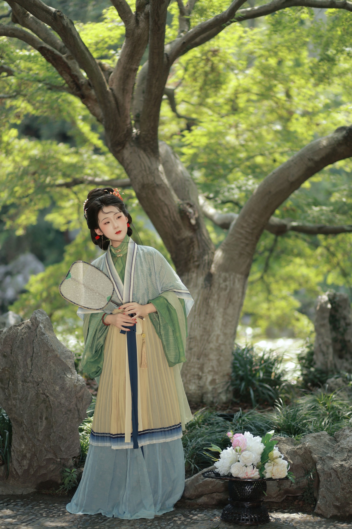 秦卿卿 - 《黛眉轻扫远山春，杏眼流波月作神》[9P]