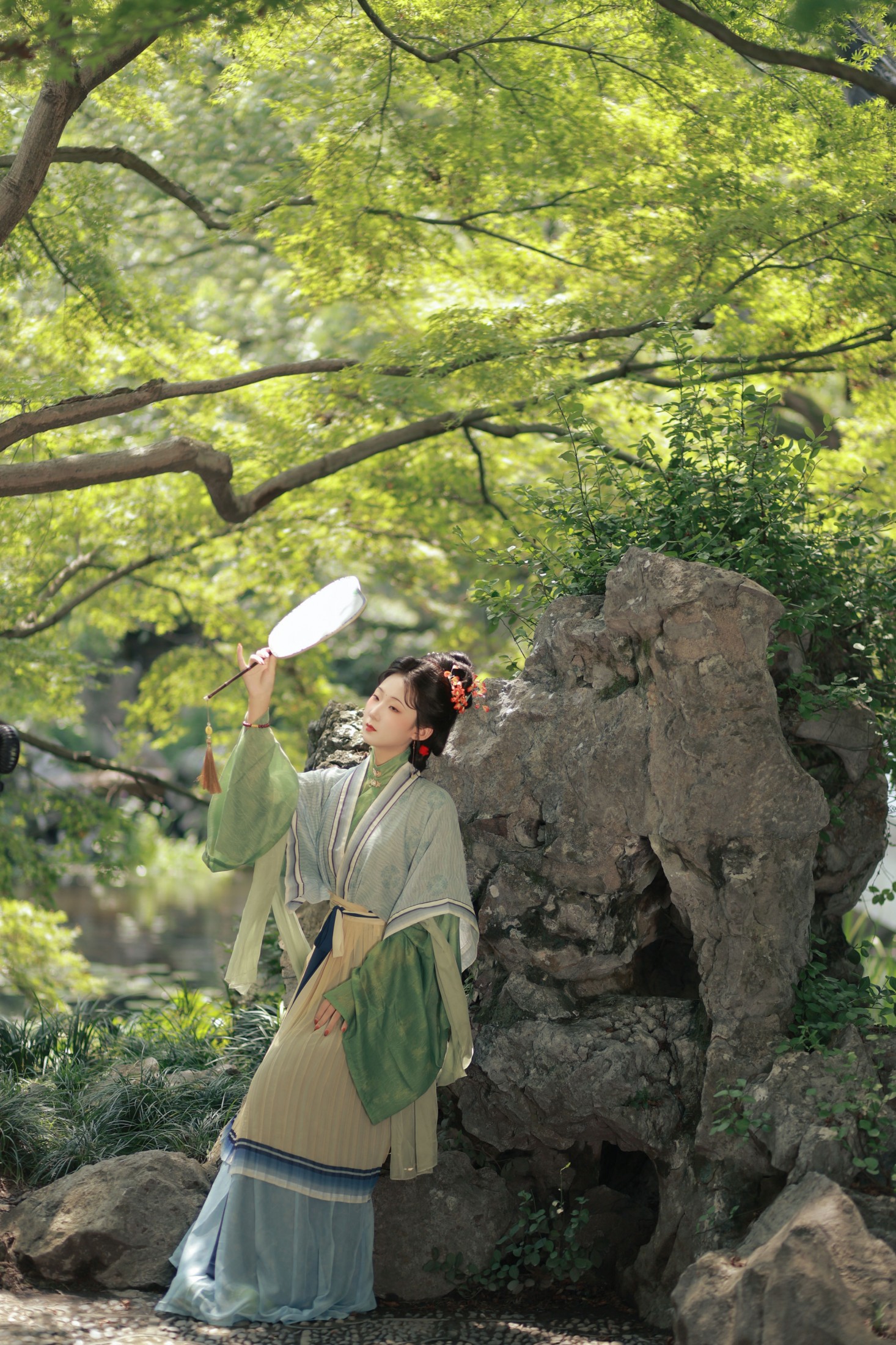 秦卿卿 - 《黛眉轻扫远山春，杏眼流波月作神》[9P]