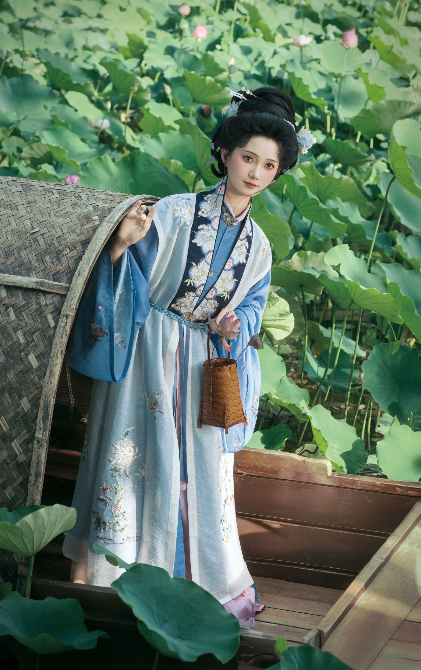 《风吻荷梢时，听见了莲的低语》[9P]