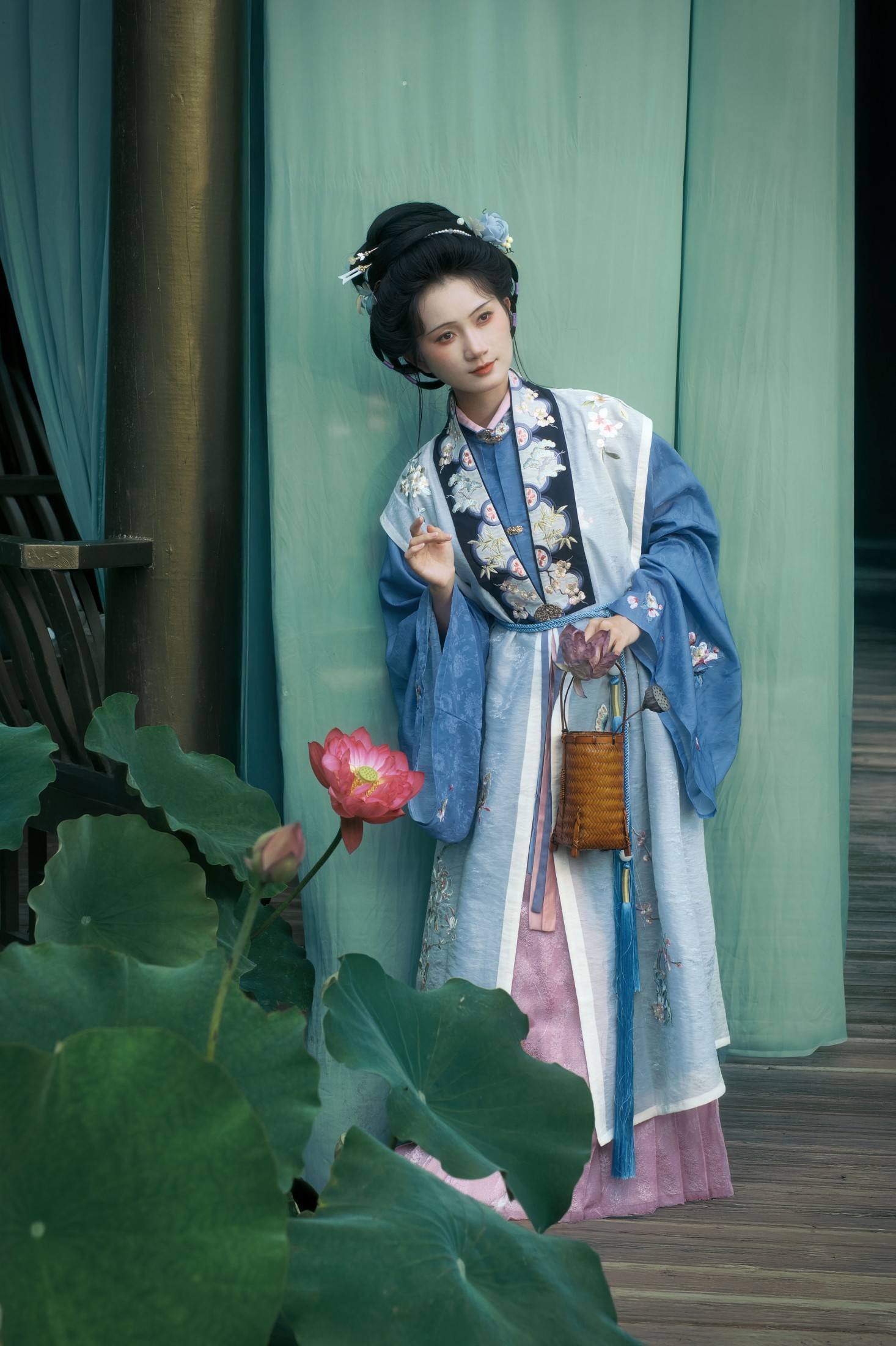 《风吻荷梢时，听见了莲的低语》[9P]