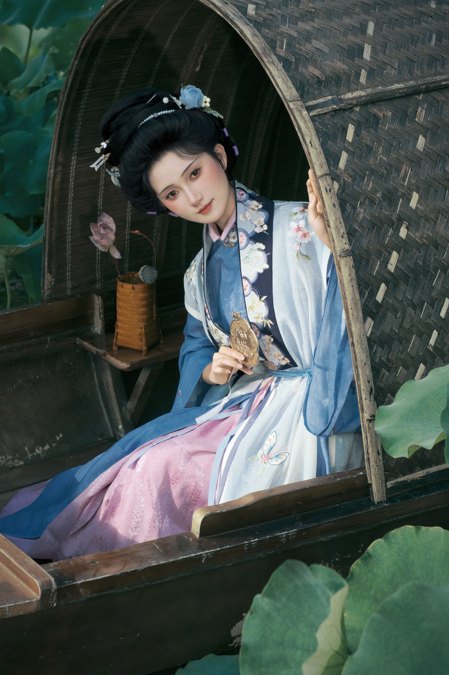 《风吻荷梢时，听见了莲的低语》[9P]