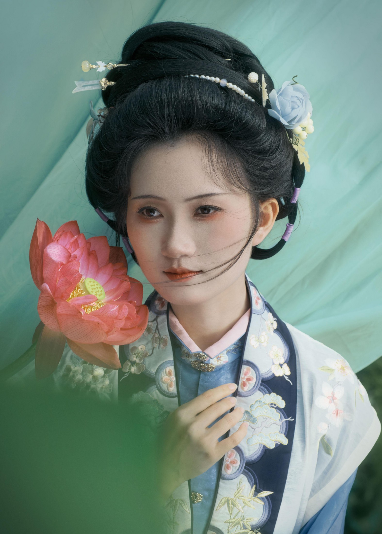 《风吻荷梢时，听见了莲的低语》[9P]