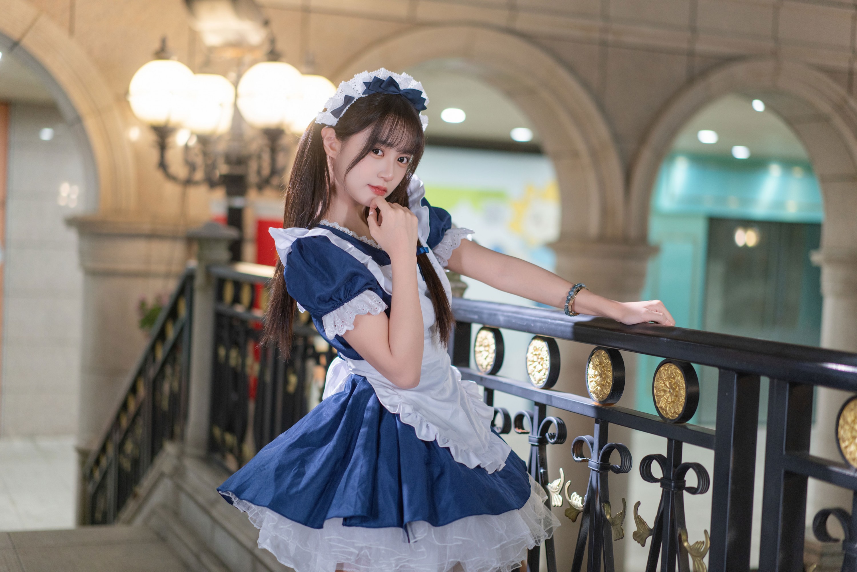 小亿 - 《蓝白甜莓：夜廊里的元气女仆》[56P]