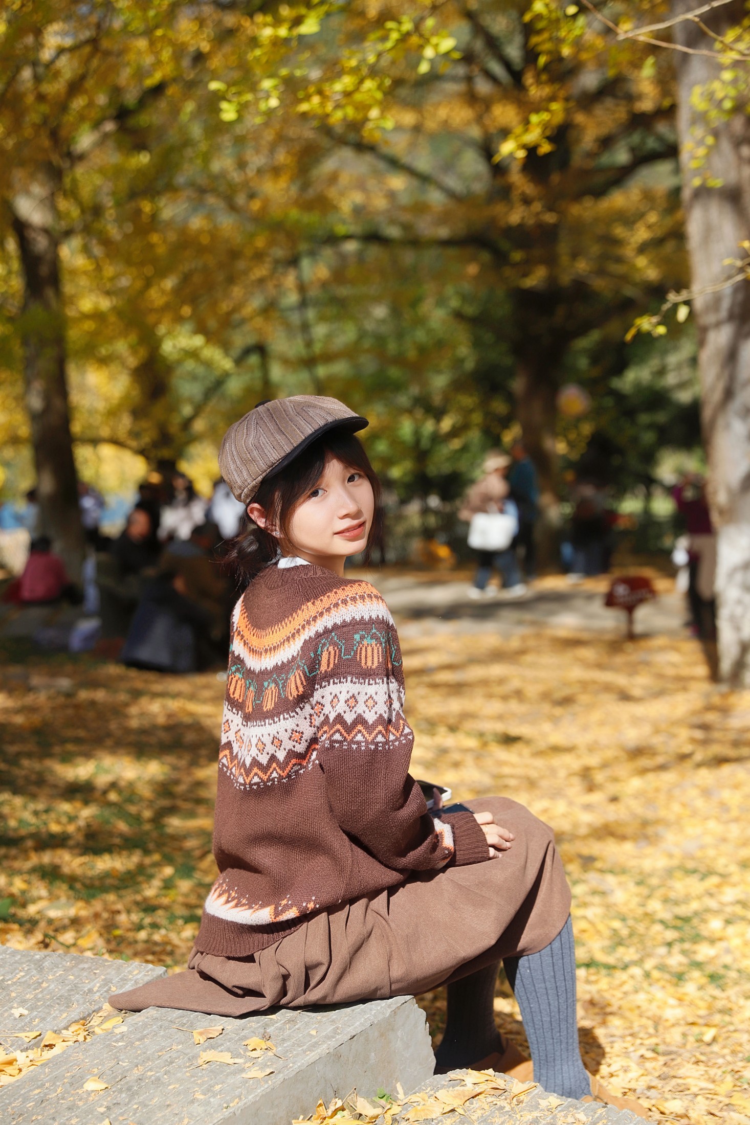 《秋天它温吞、平和、慢悠悠，和我的生命是同一种质地。》[29P]