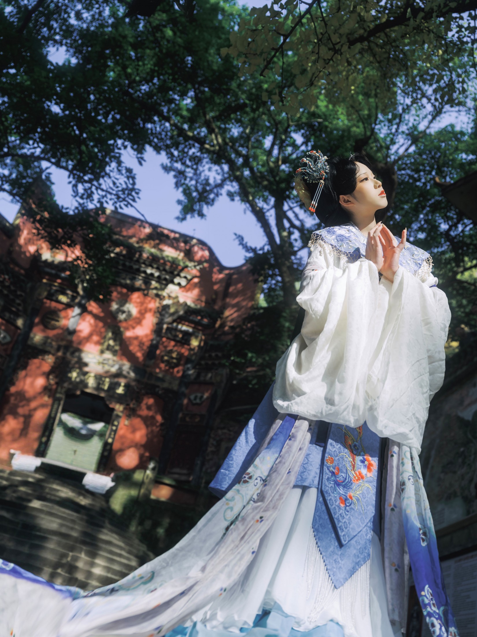 井盖为什么总在路中间 - 《忆仙姿》[26P]