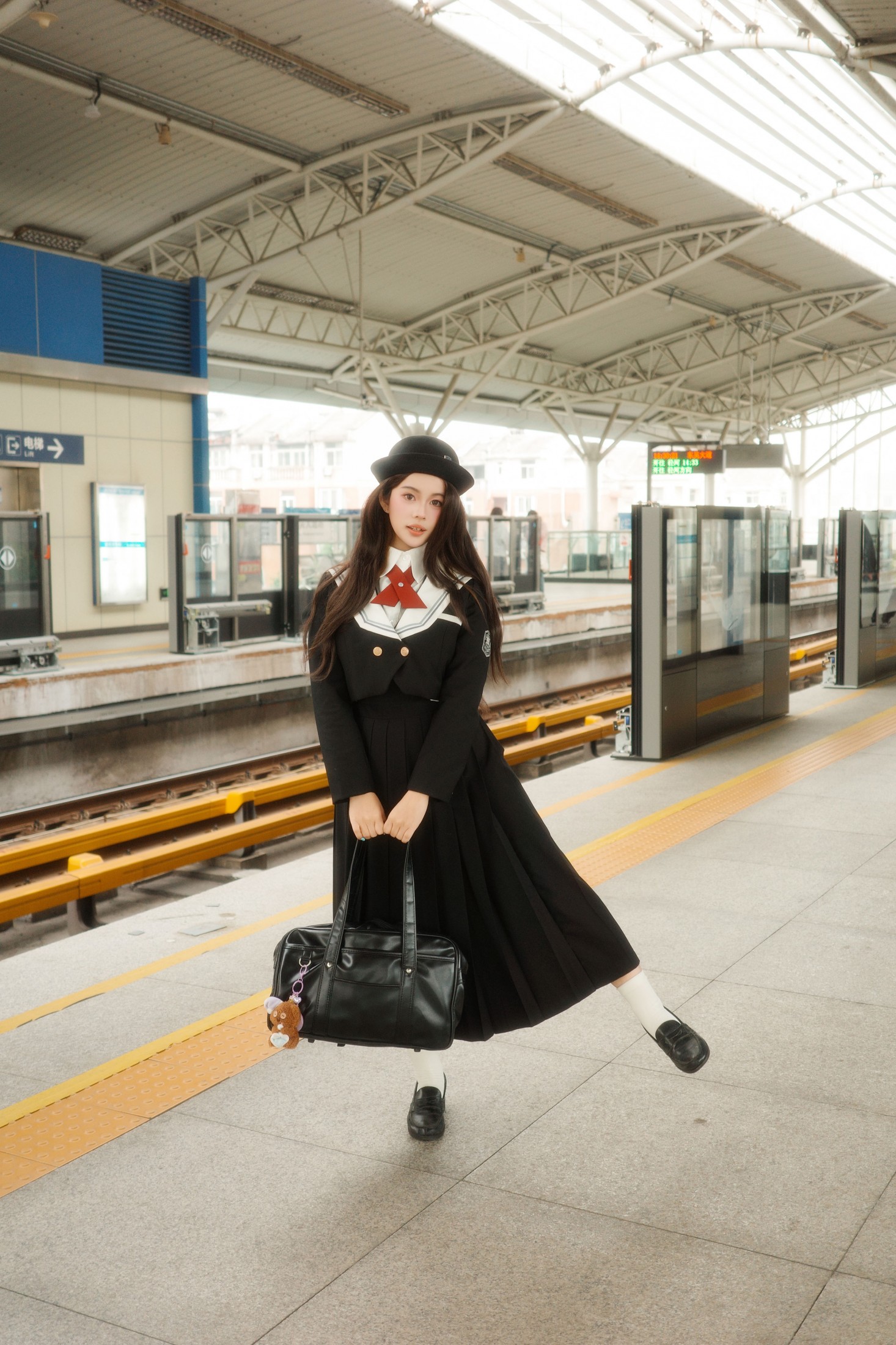 《轻轨站》[22P]