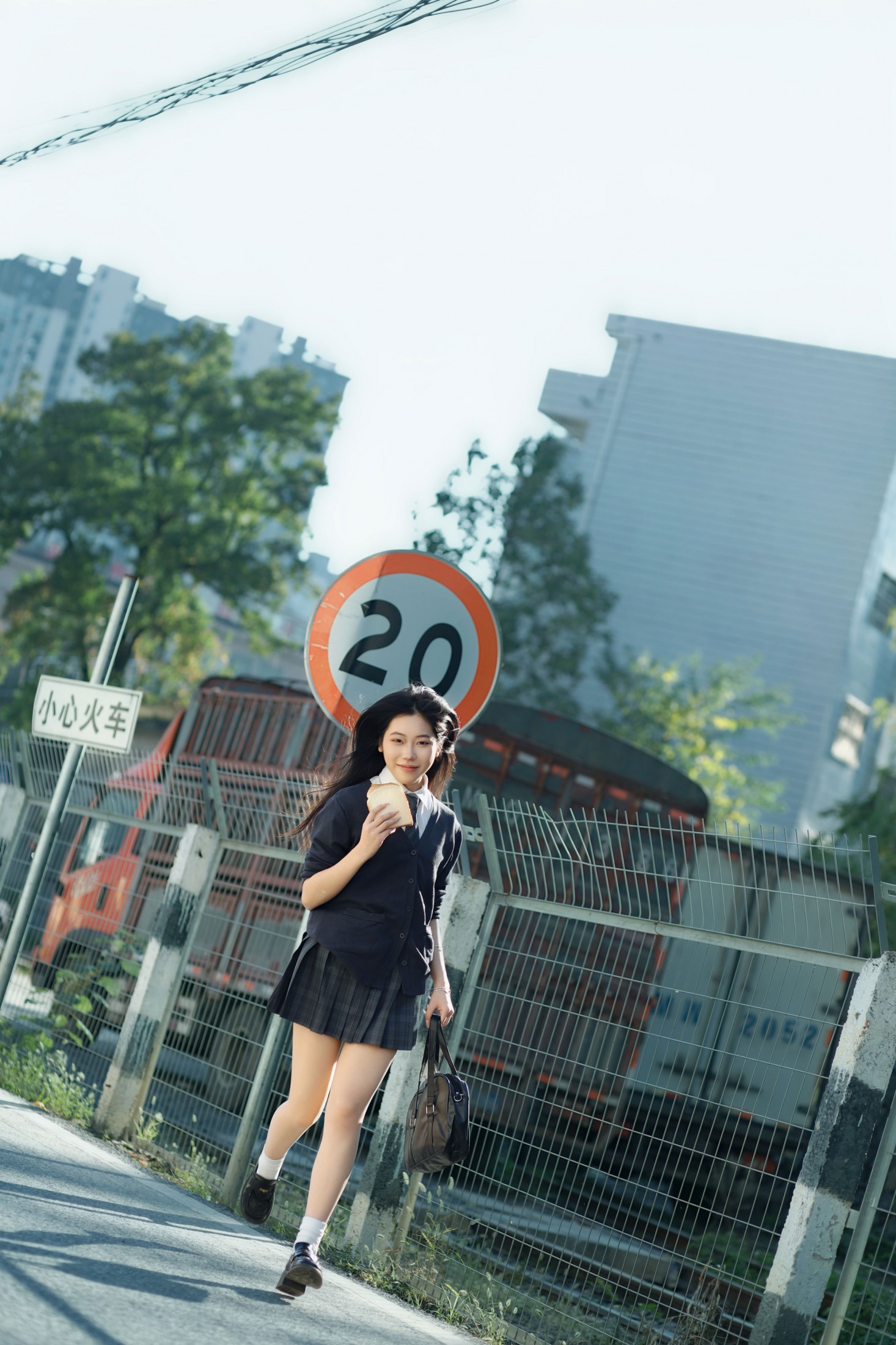 《在城市边缘的老铁路我身体里也有一列火车》[19P]