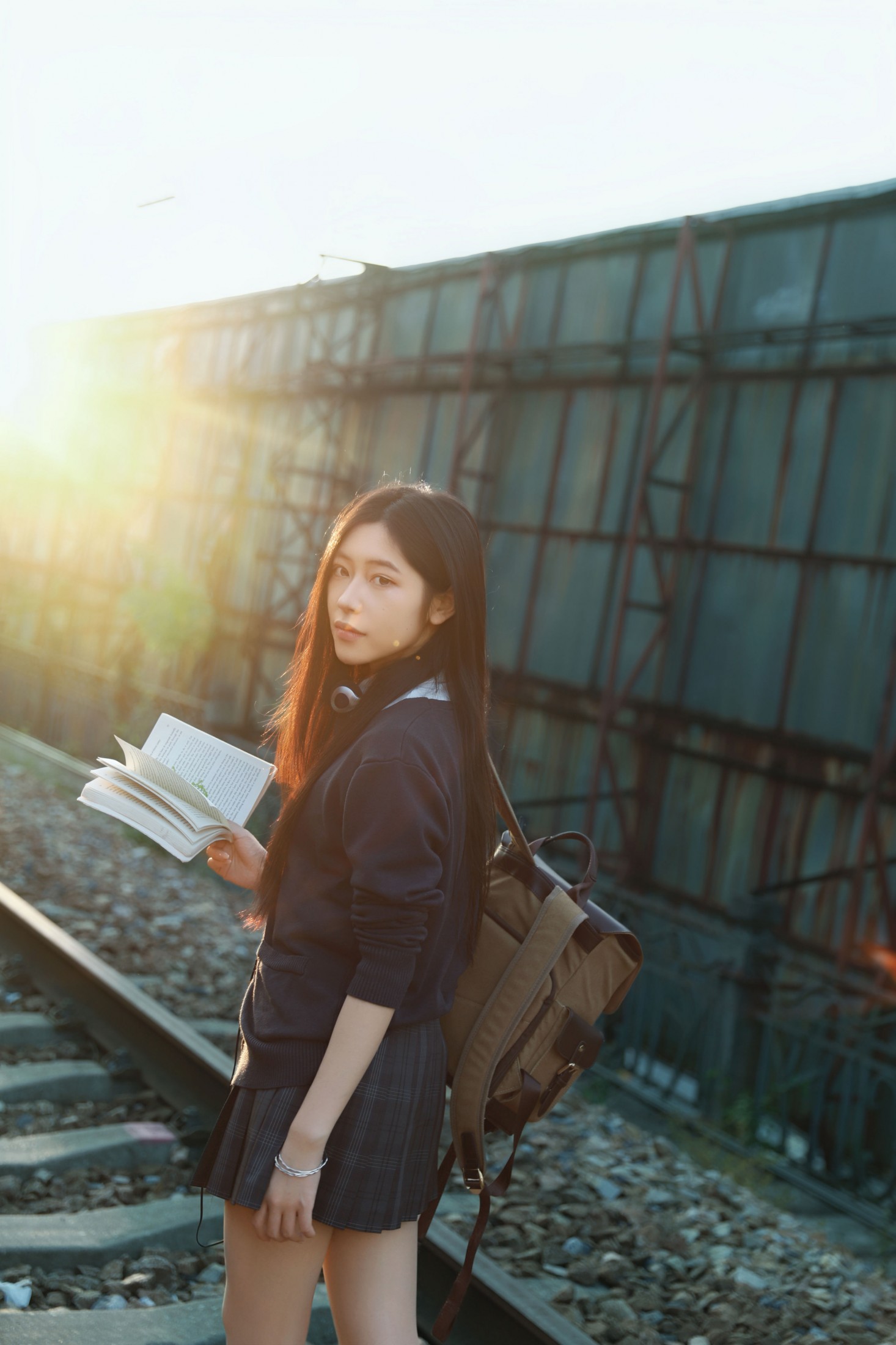 《在城市边缘的老铁路我身体里也有一列火车》[19P]