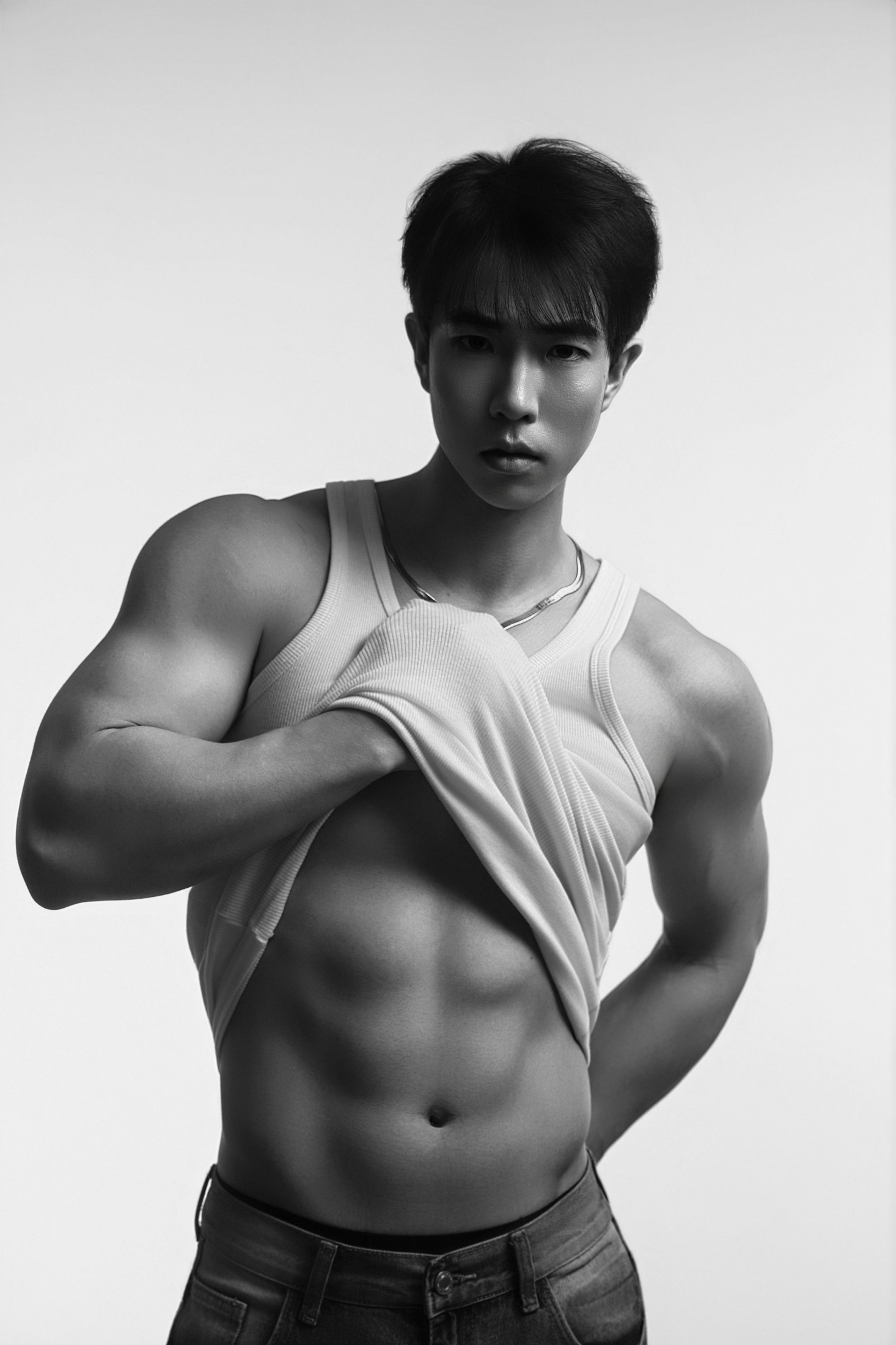 旭 - 《白与黑-健美身材照》[17P]