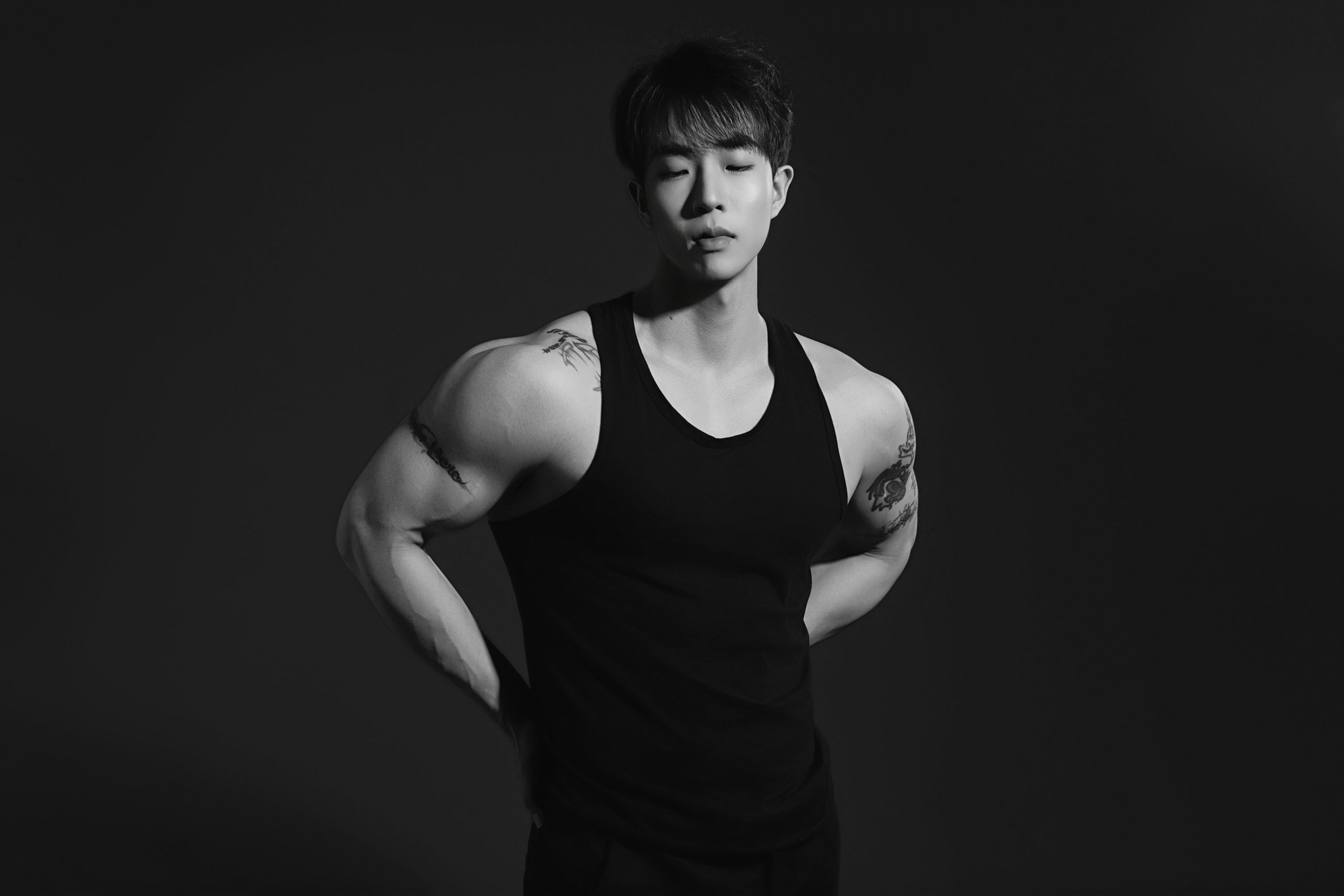 旭 - 《黑与灰-健美身材照》[20P]