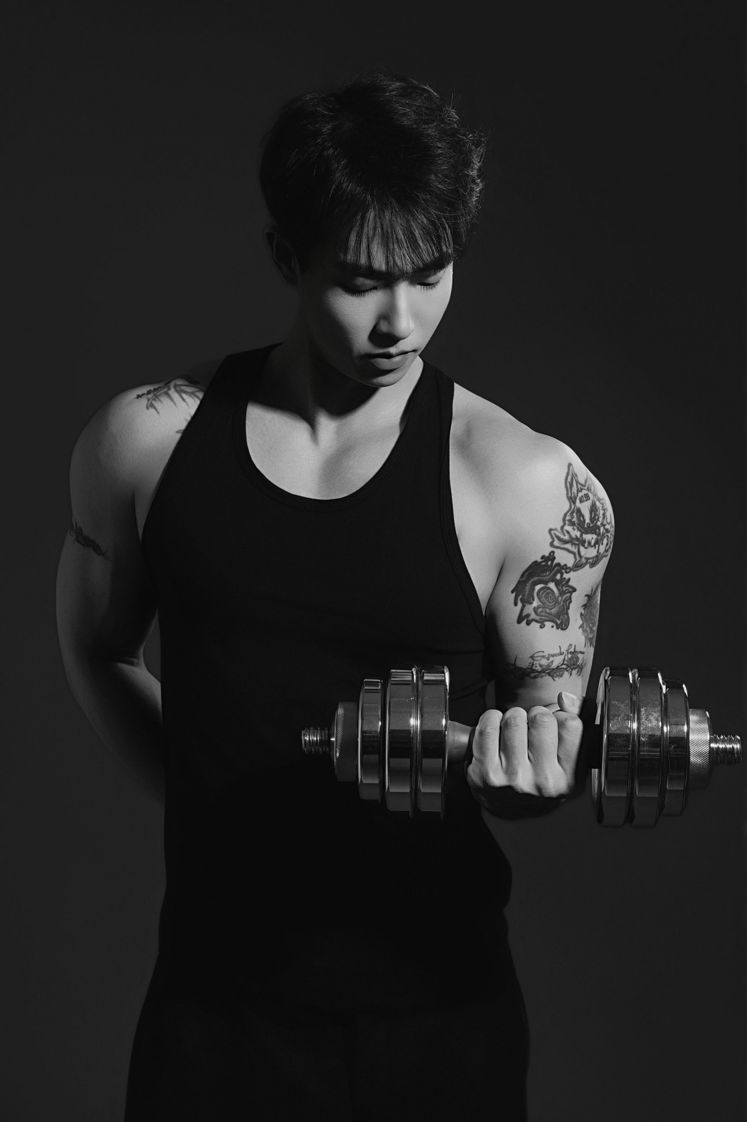 旭 - 《黑与灰-健美身材照》[20P]