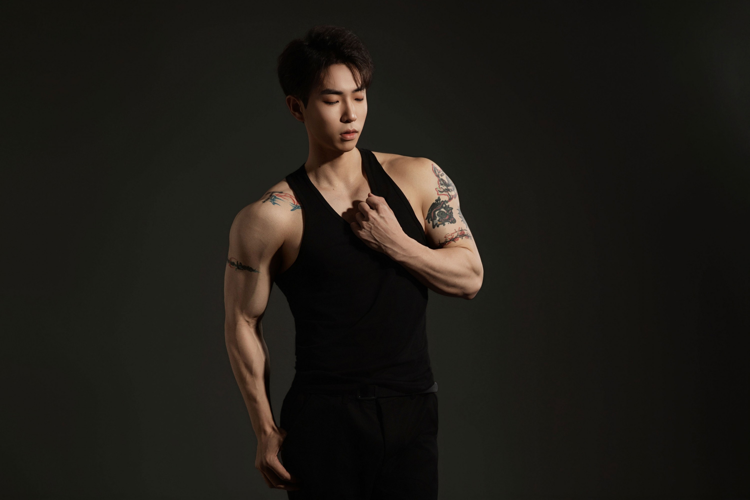 旭 - 《黑与灰-健美身材照》[20P]