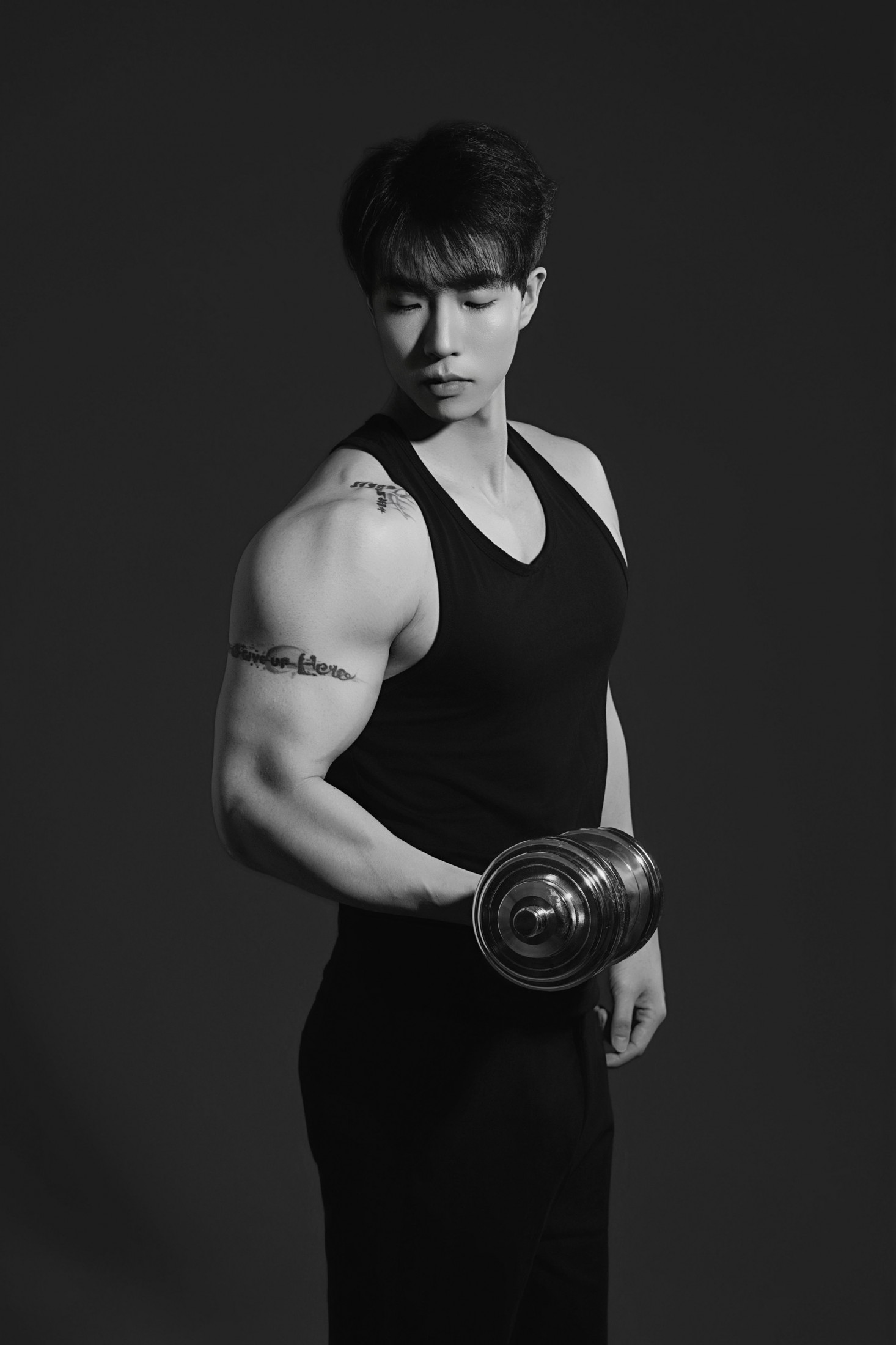 旭 - 《黑与灰-健美身材照》[20P]