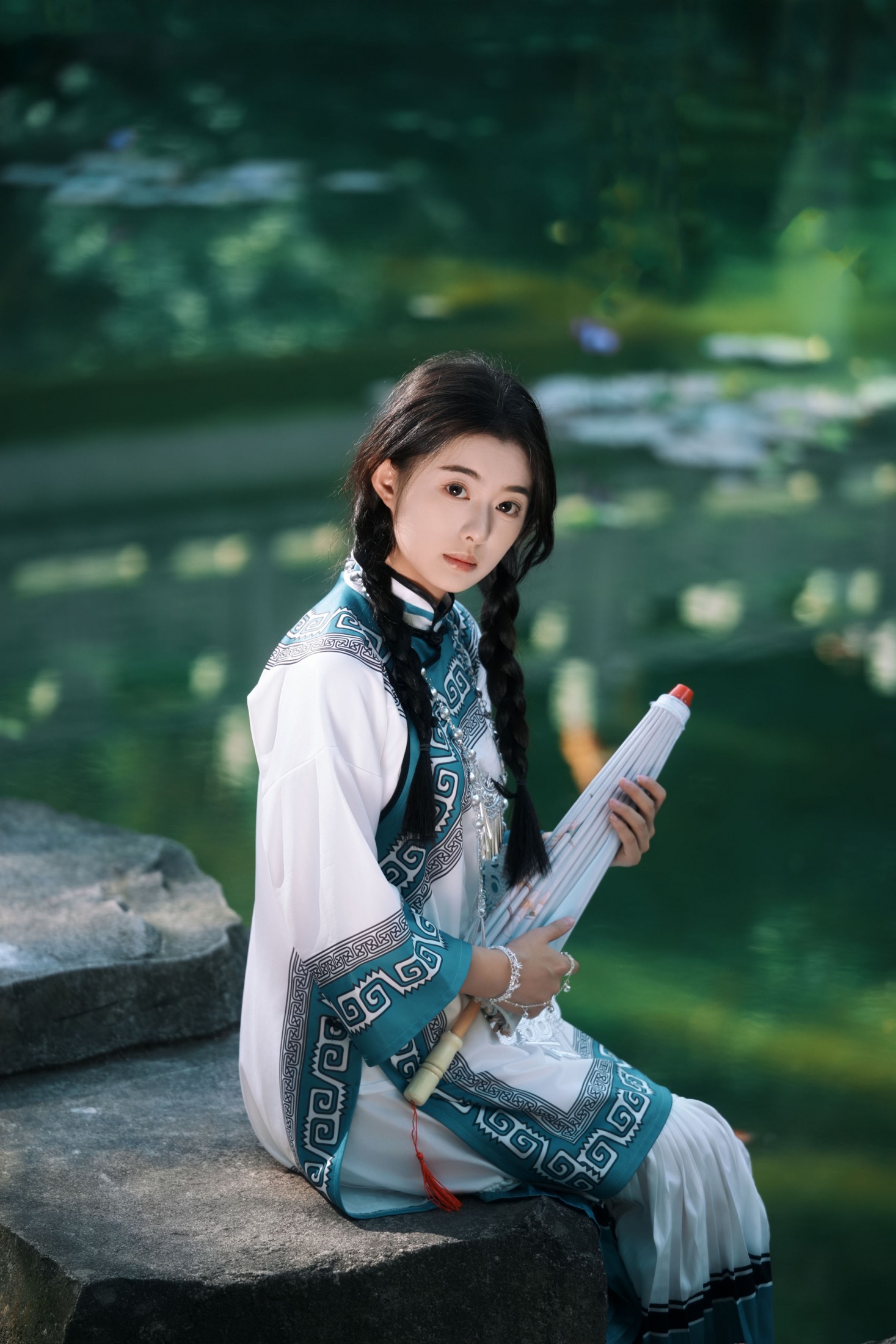 尼古拉斯依 – 《误入江南水墨画里的民族风少女》[10P]