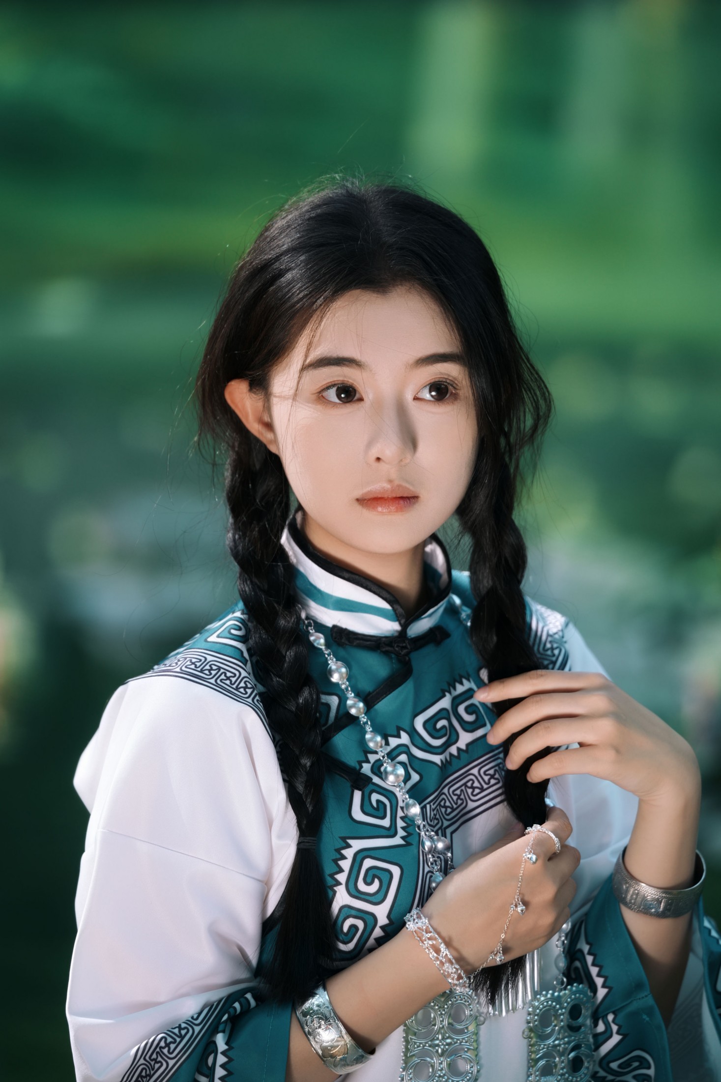 尼古拉斯依 - 《误入江南水墨画里的民族风少女》[10P]