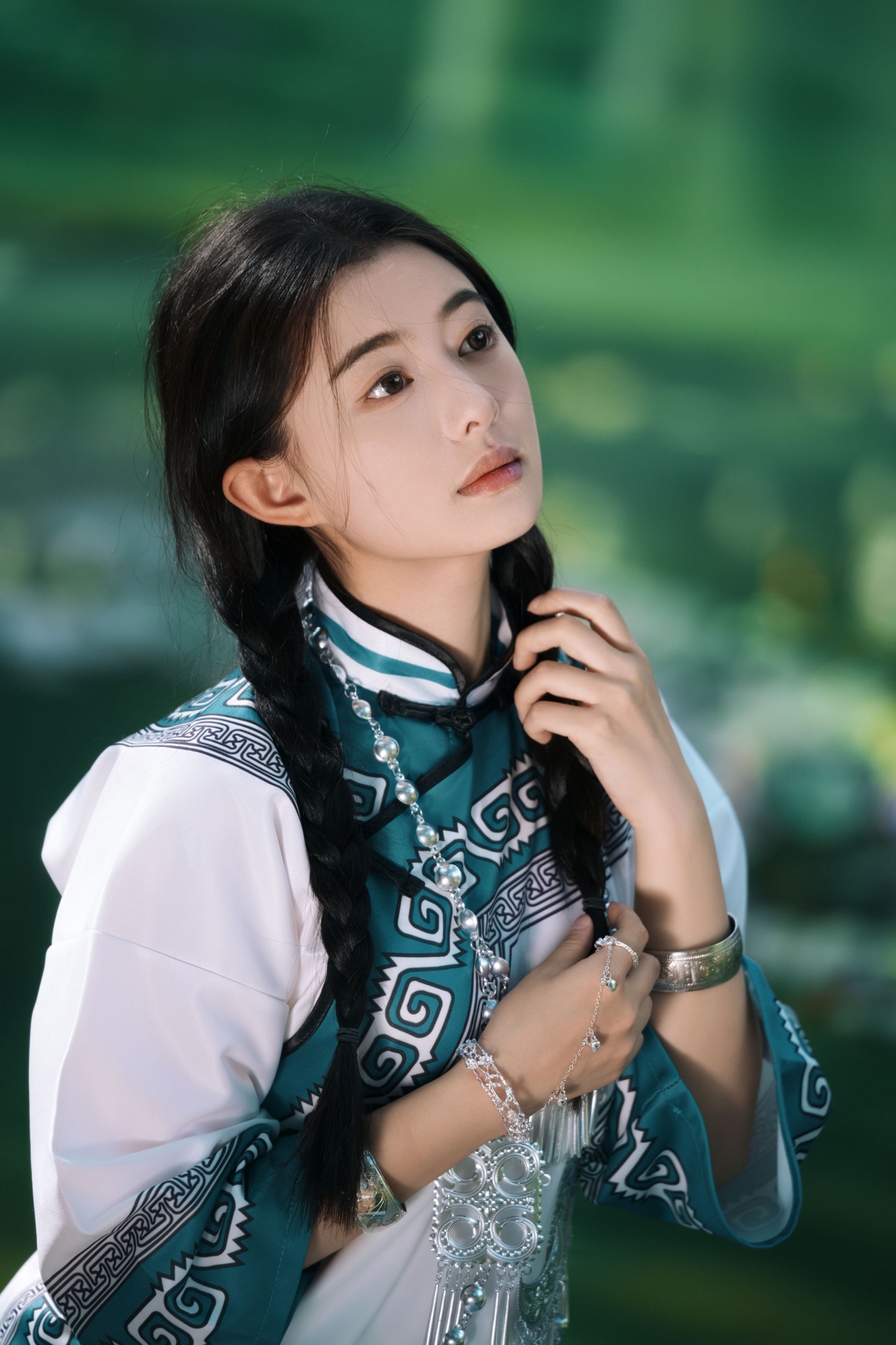 尼古拉斯依 - 《误入江南水墨画里的民族风少女》[10P]