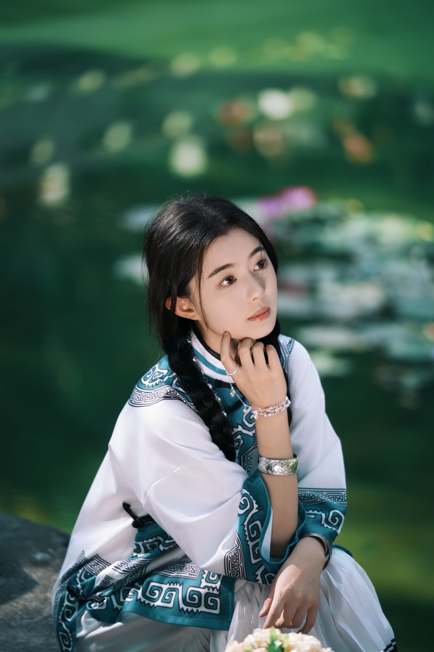 尼古拉斯依 - 《误入江南水墨画里的民族风少女》[10P]