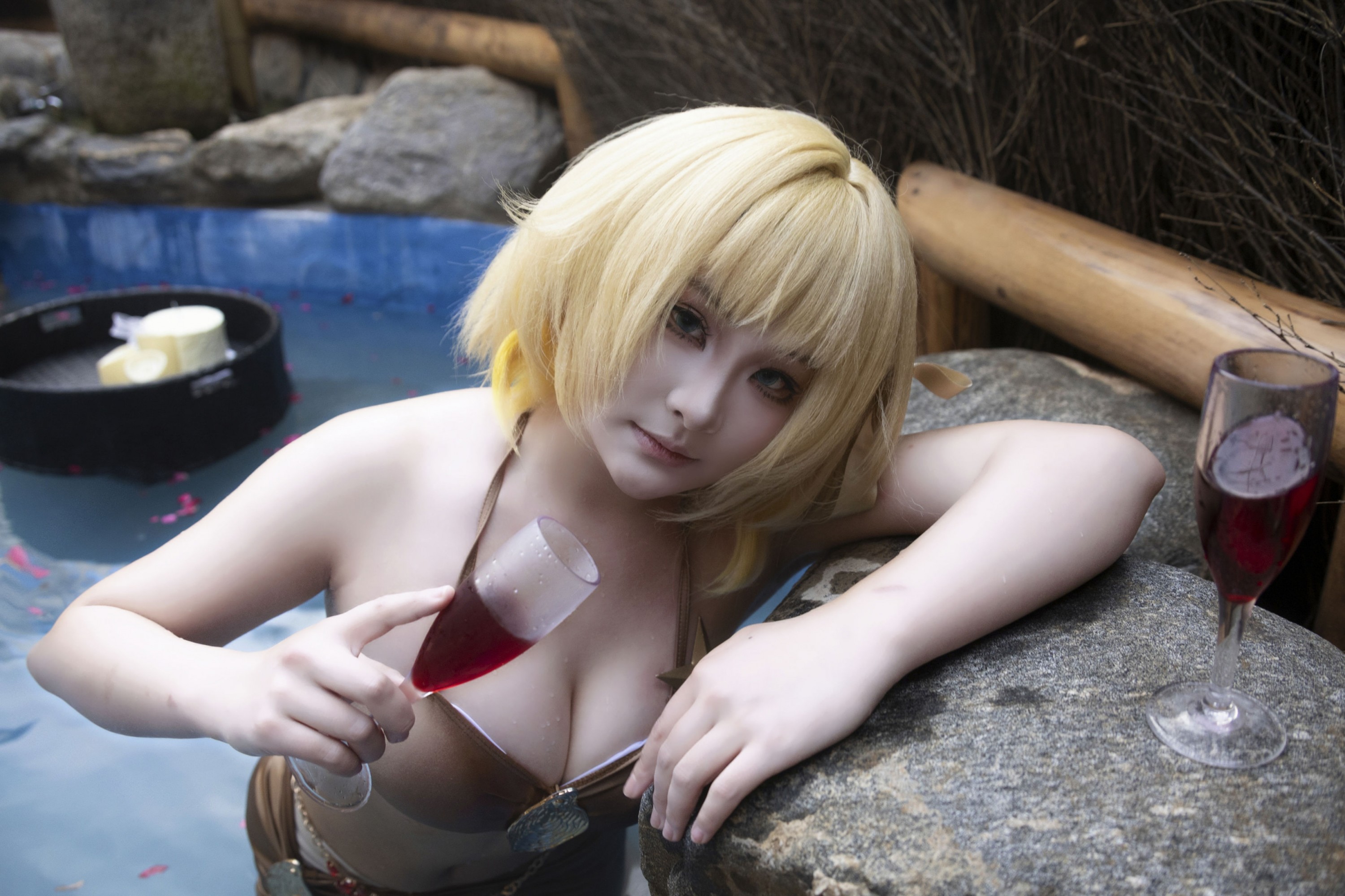 《金色泳衣比基尼性感美女泳池写真》[9P]