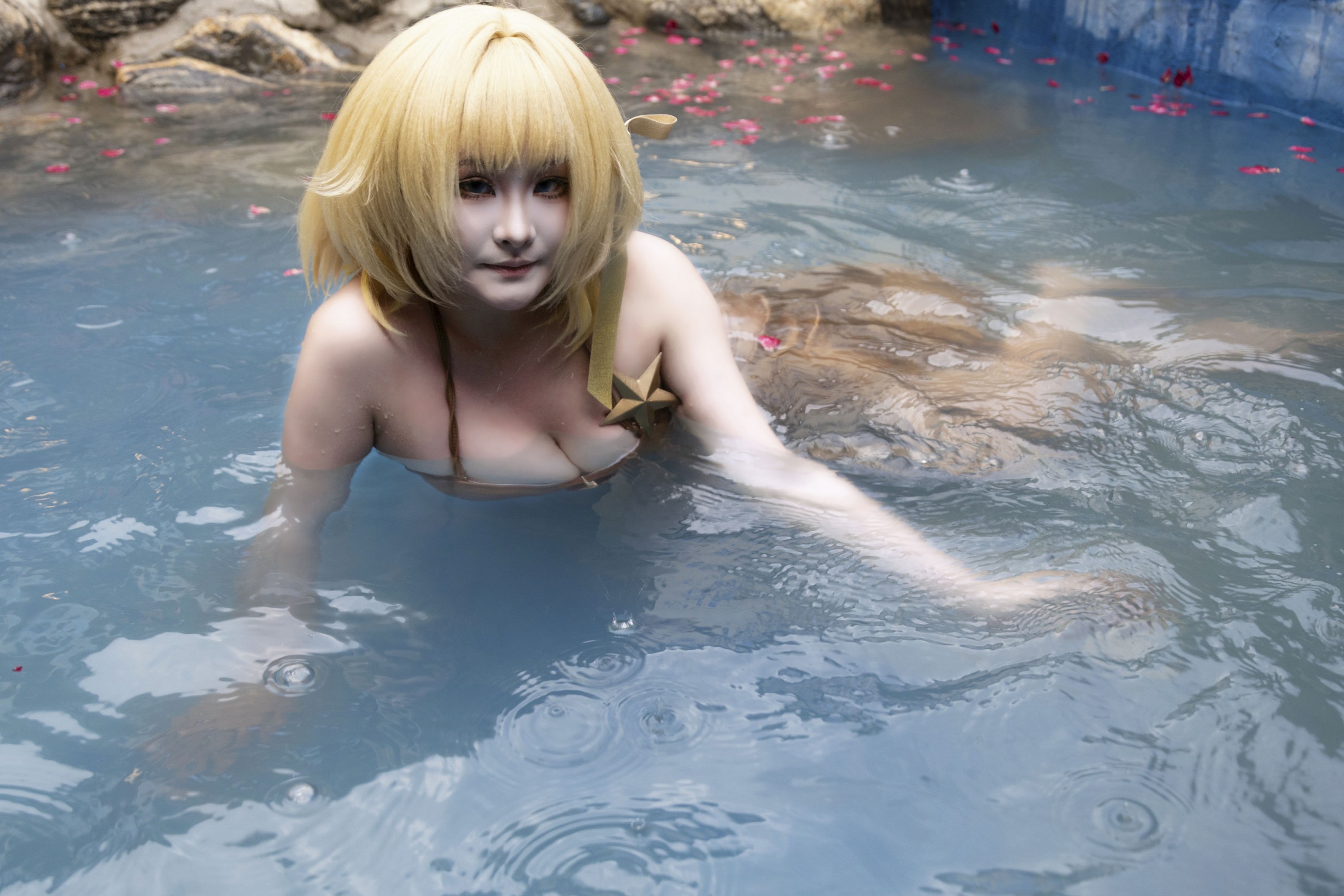 《金色泳衣比基尼性感美女泳池写真》[9P]