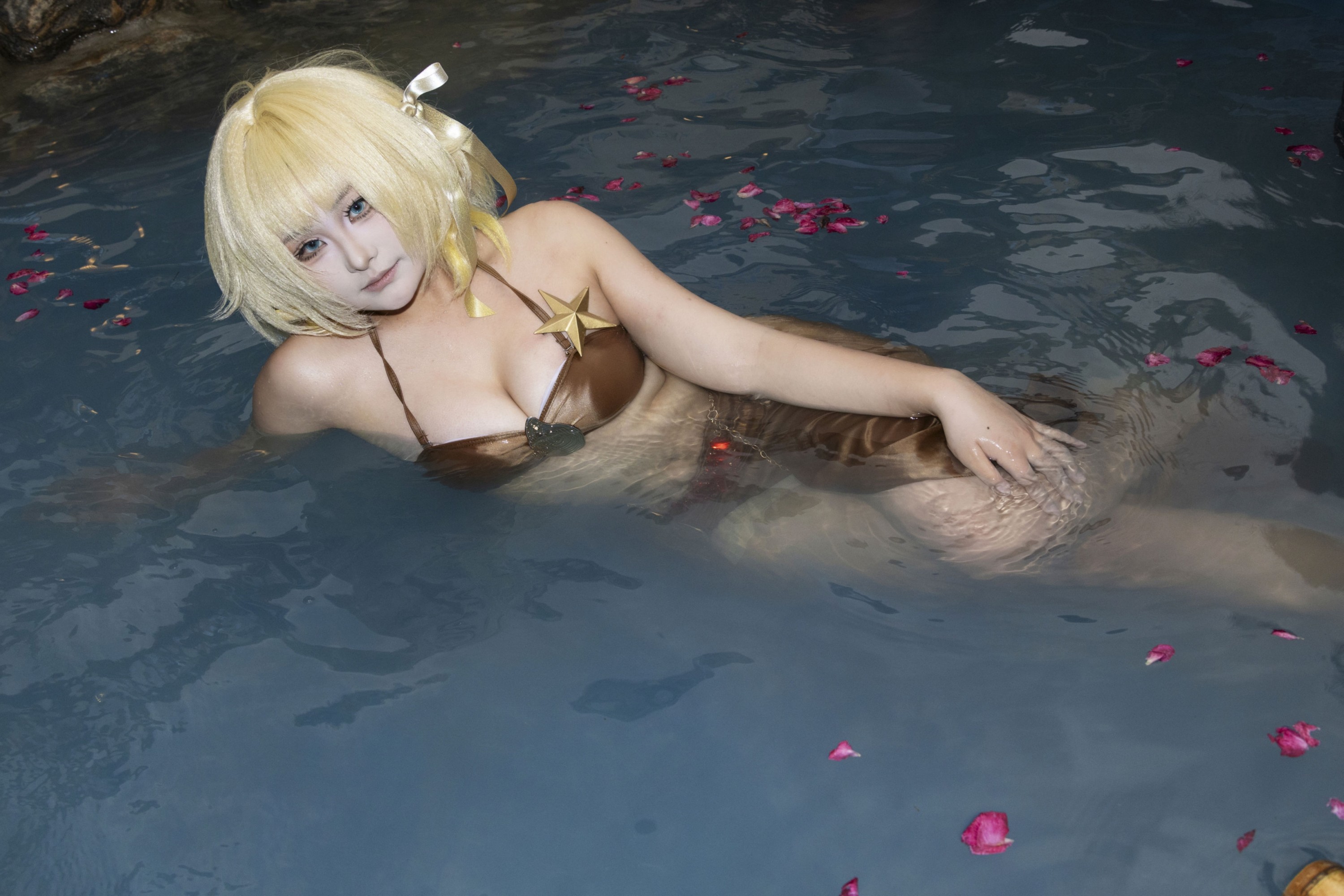 《金色泳衣比基尼性感美女泳池写真》[9P]