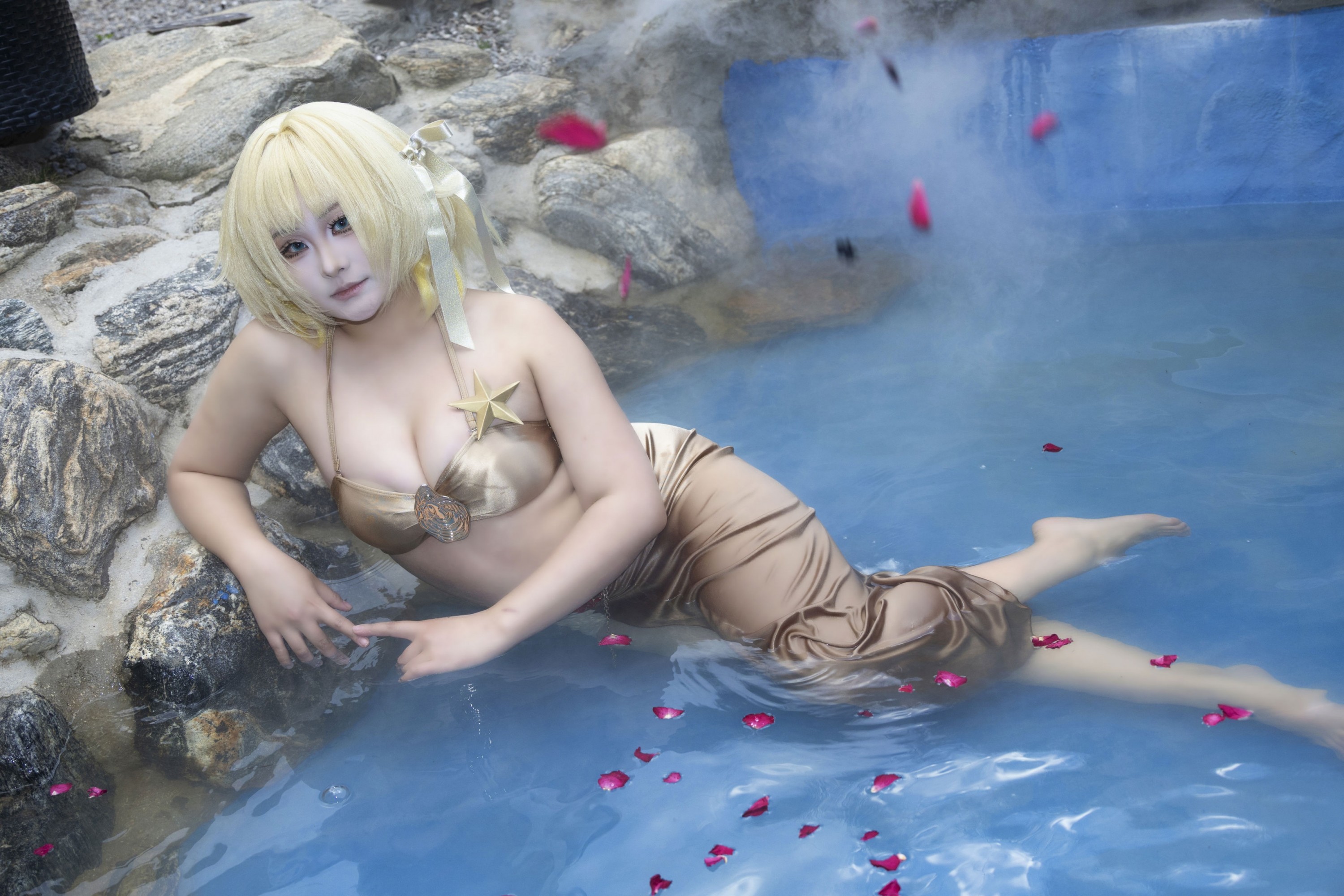 《金色泳衣比基尼性感美女泳池写真》[9P]