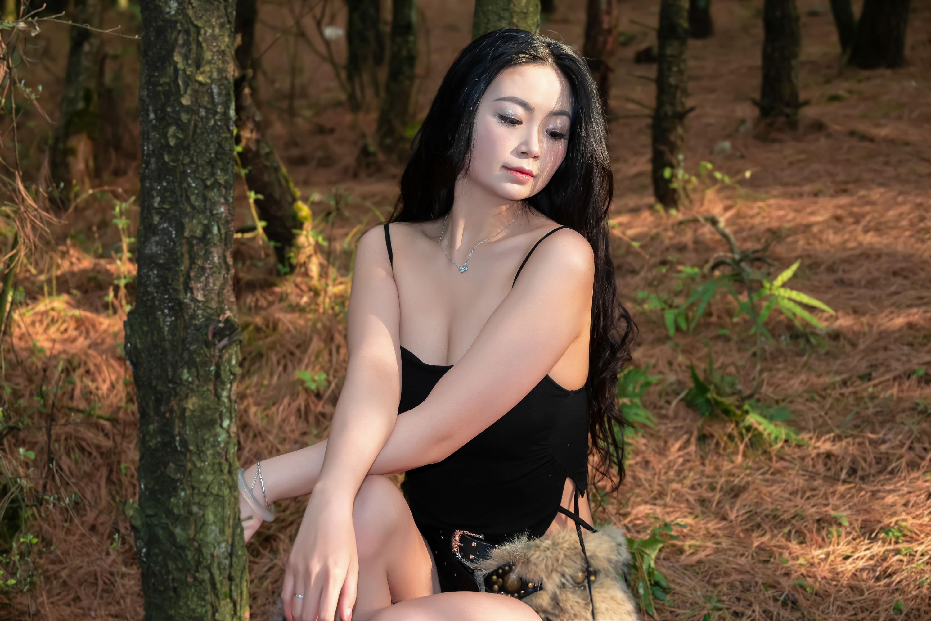 《森林树丛黑色性感美女》[9P]