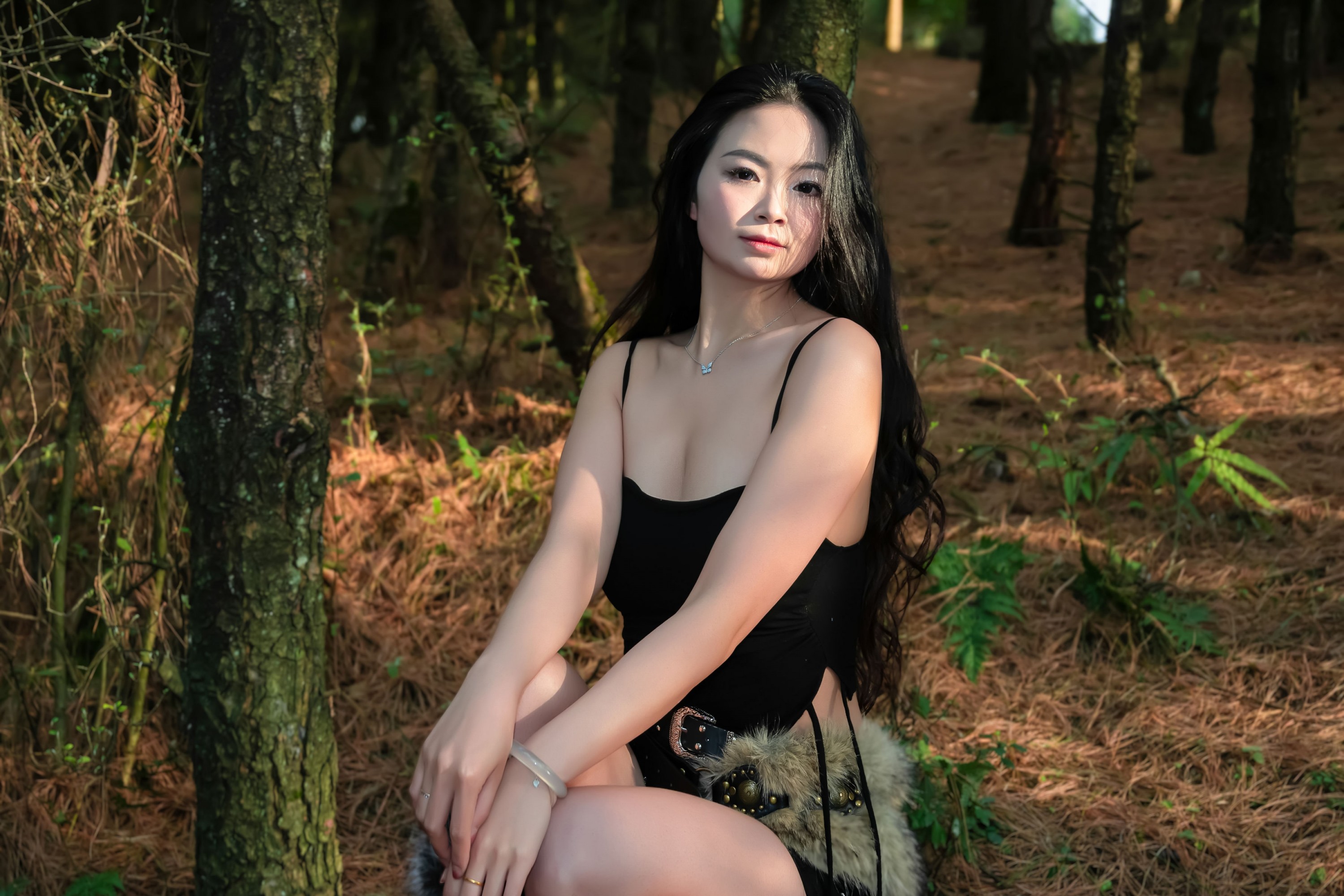 《森林树丛黑色性感美女》[9P]
