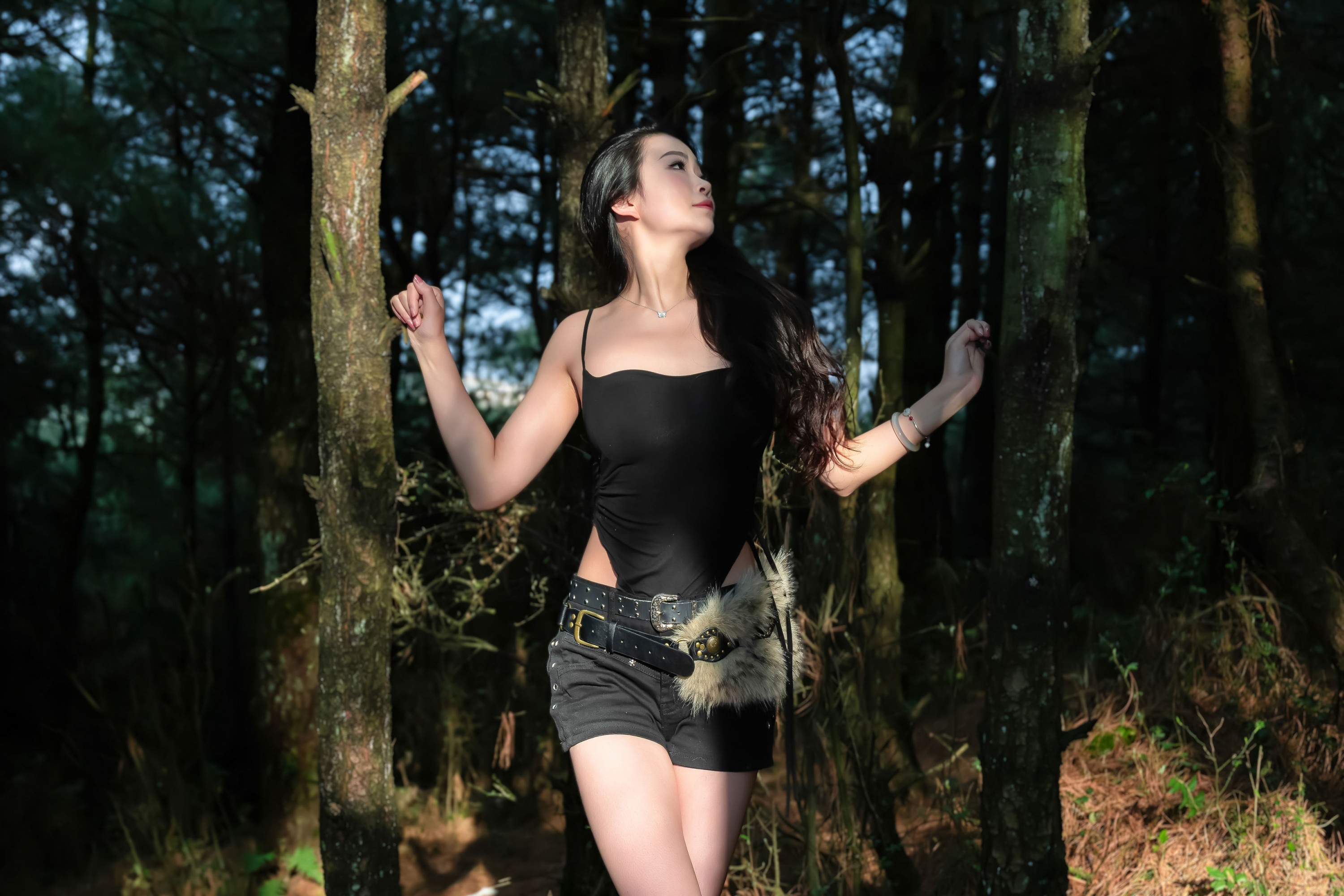 《森林树丛黑色性感美女》[9P]