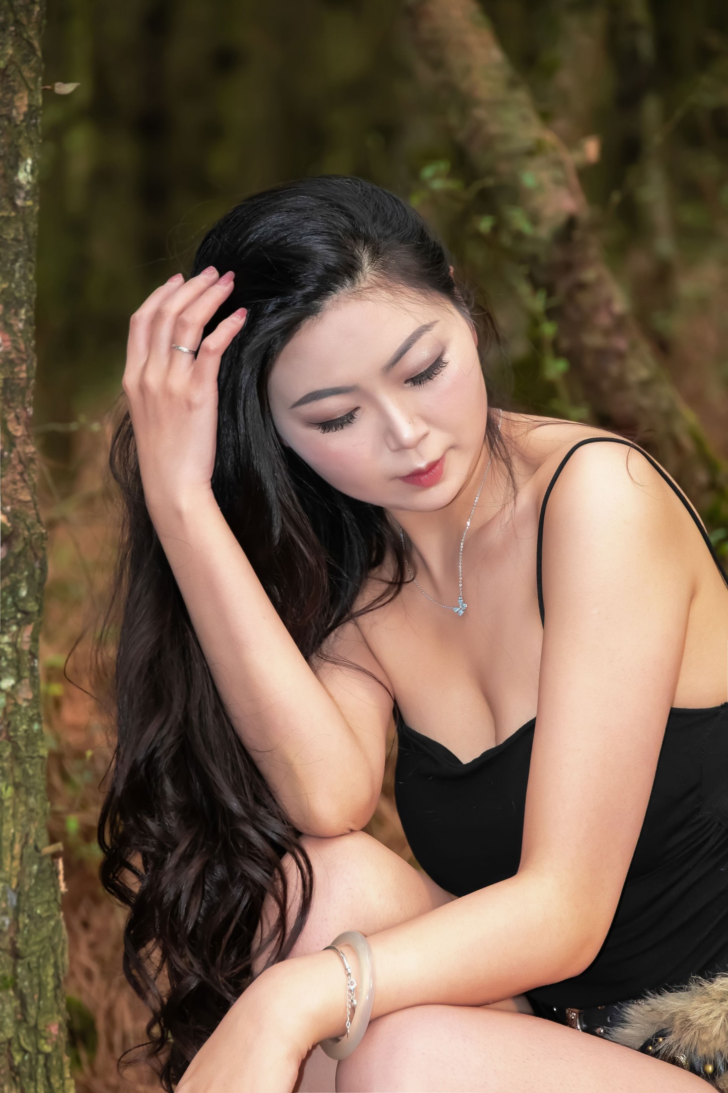 《森林树丛黑色性感美女》[9P]