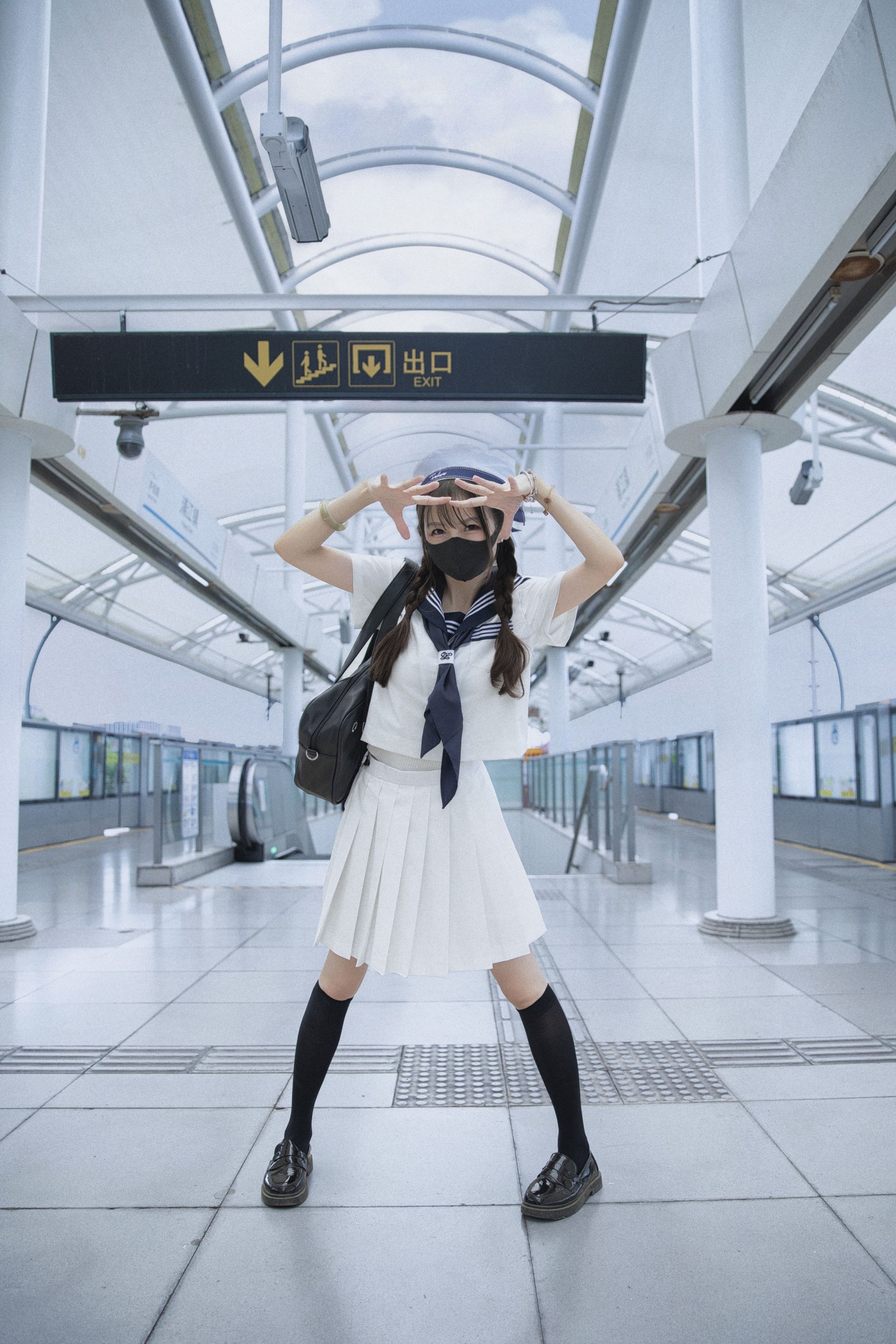 丫小丫殿下 - 《地铁站》[9P]