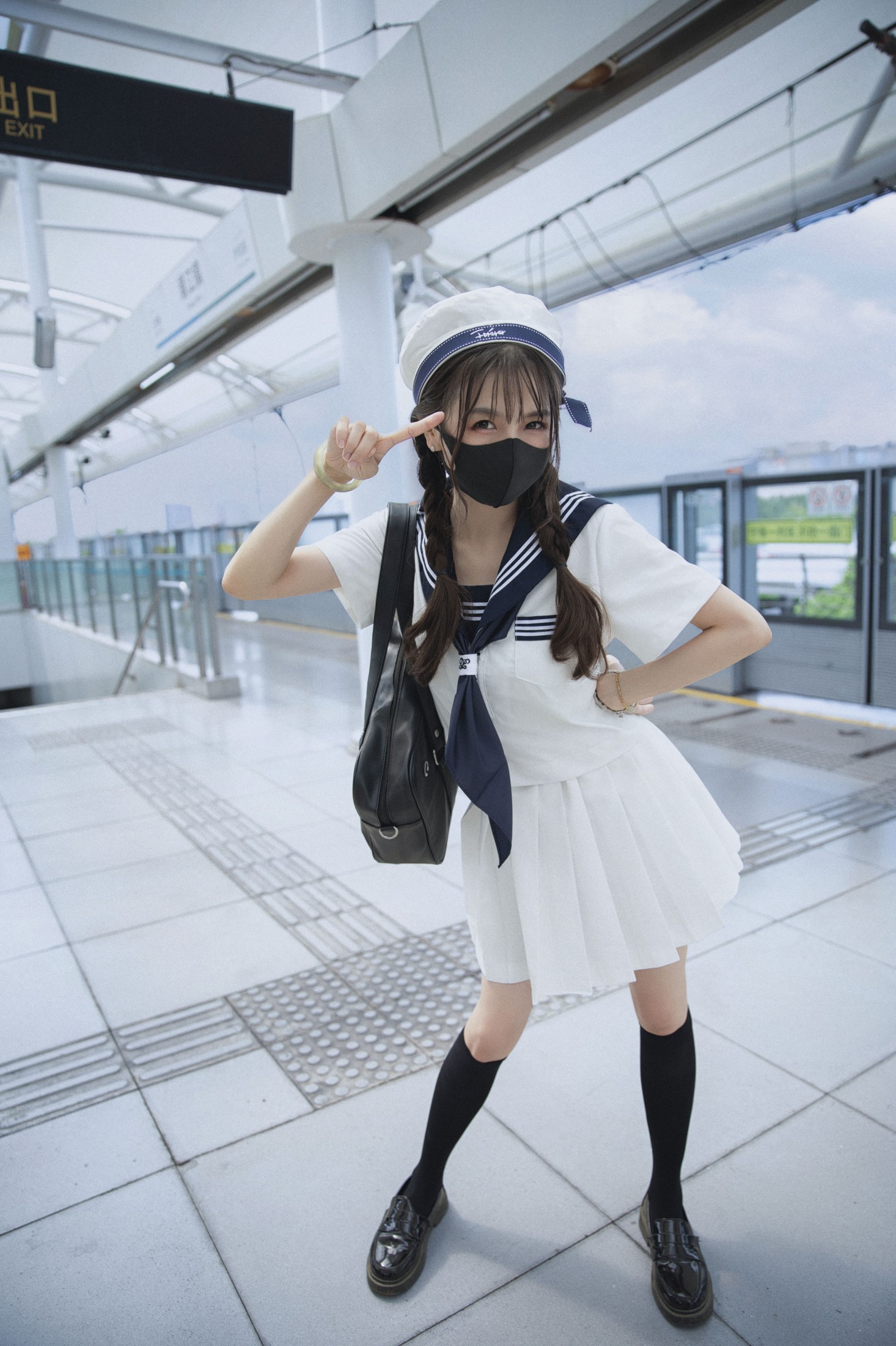 丫小丫殿下 - 《地铁站》[9P]