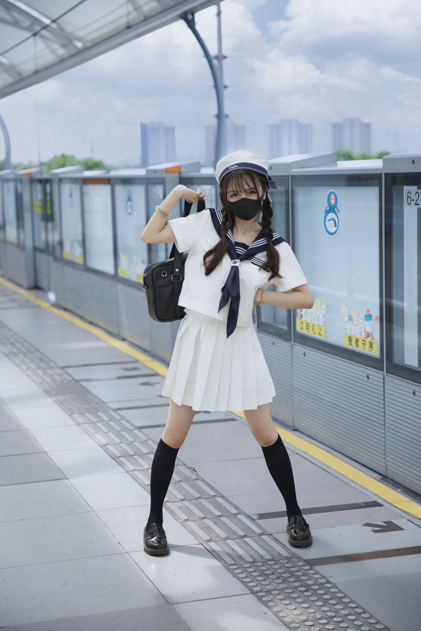 丫小丫殿下 - 《地铁站》[9P]