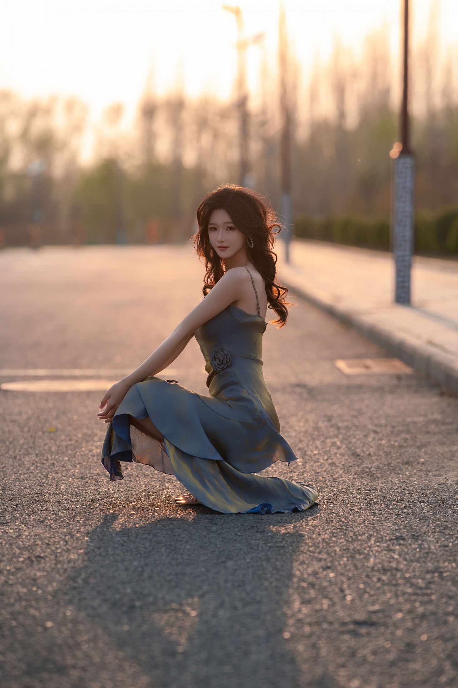 《鎏金缎面吊带裙・黄昏街道 暮色里的情绪独白》[36P]