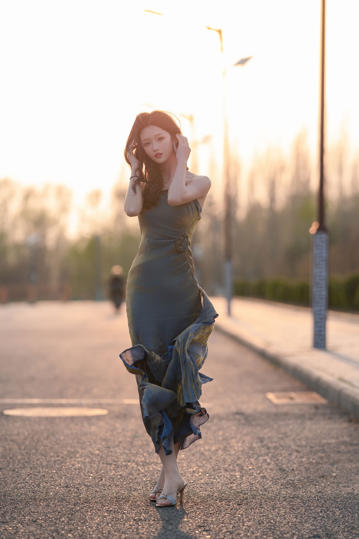 《鎏金缎面吊带裙・黄昏街道 暮色里的情绪独白》[36P]