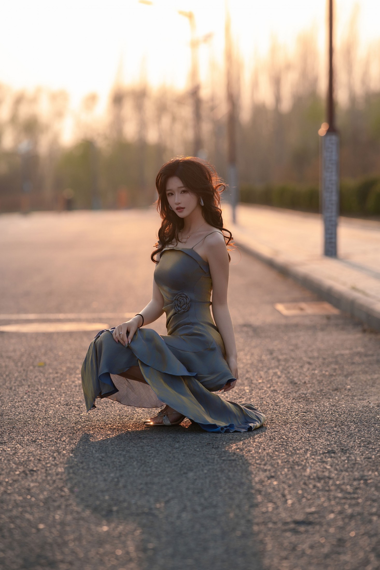 《鎏金缎面吊带裙・黄昏街道 暮色里的情绪独白》[36P]