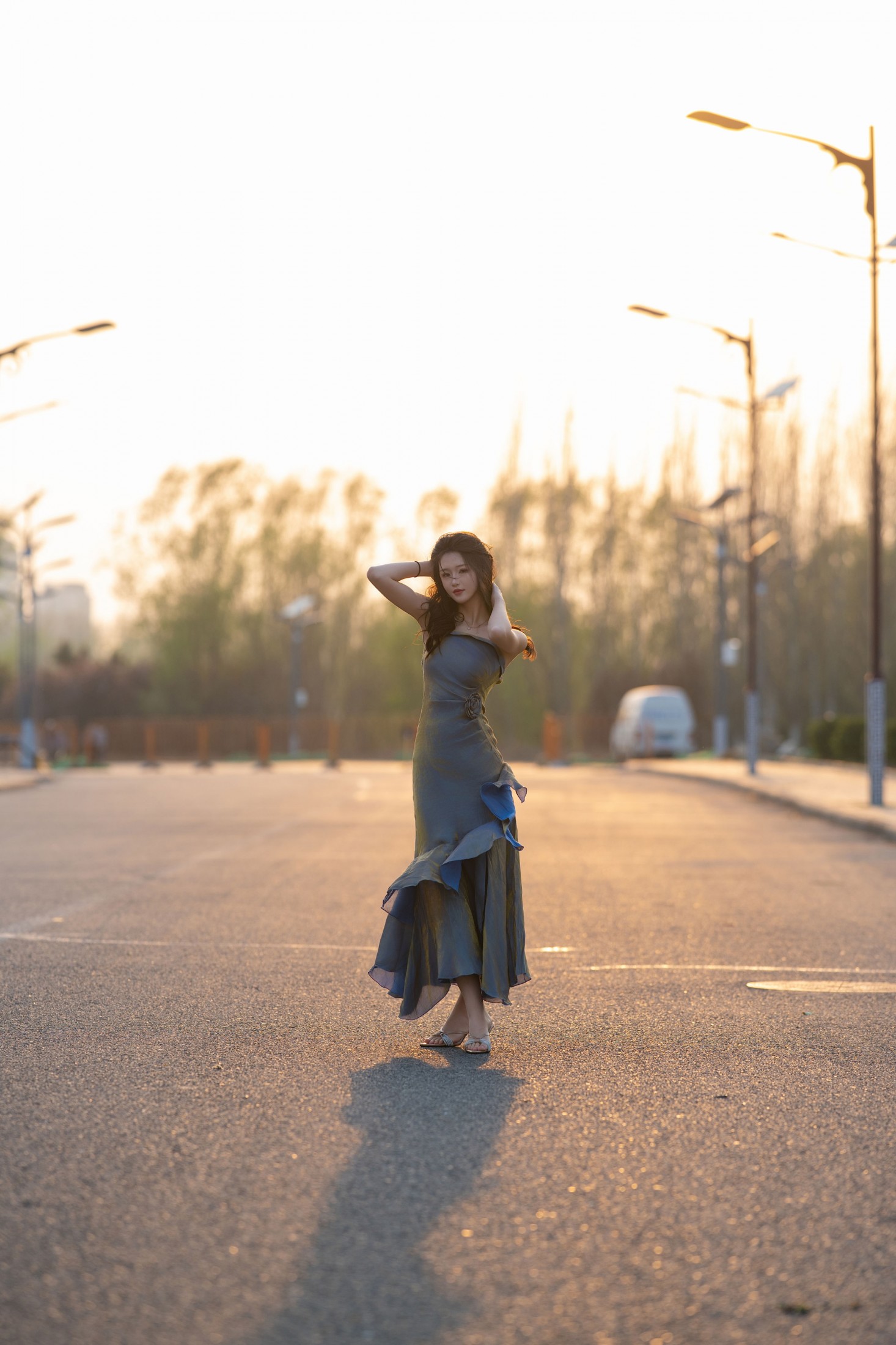 《鎏金缎面吊带裙・黄昏街道 暮色里的情绪独白》[34P]