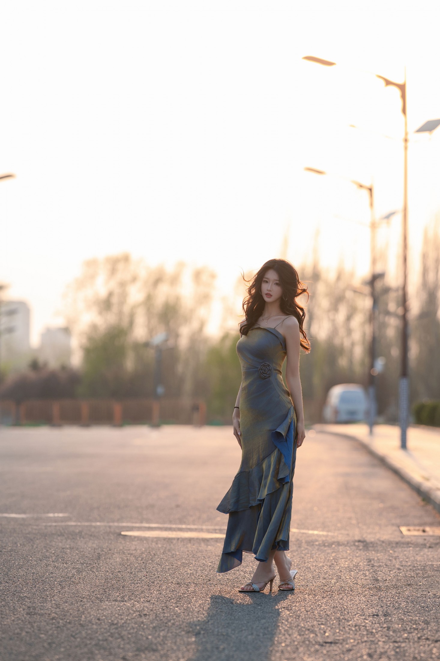 《鎏金缎面吊带裙・黄昏街道 暮色里的情绪独白》[36P]