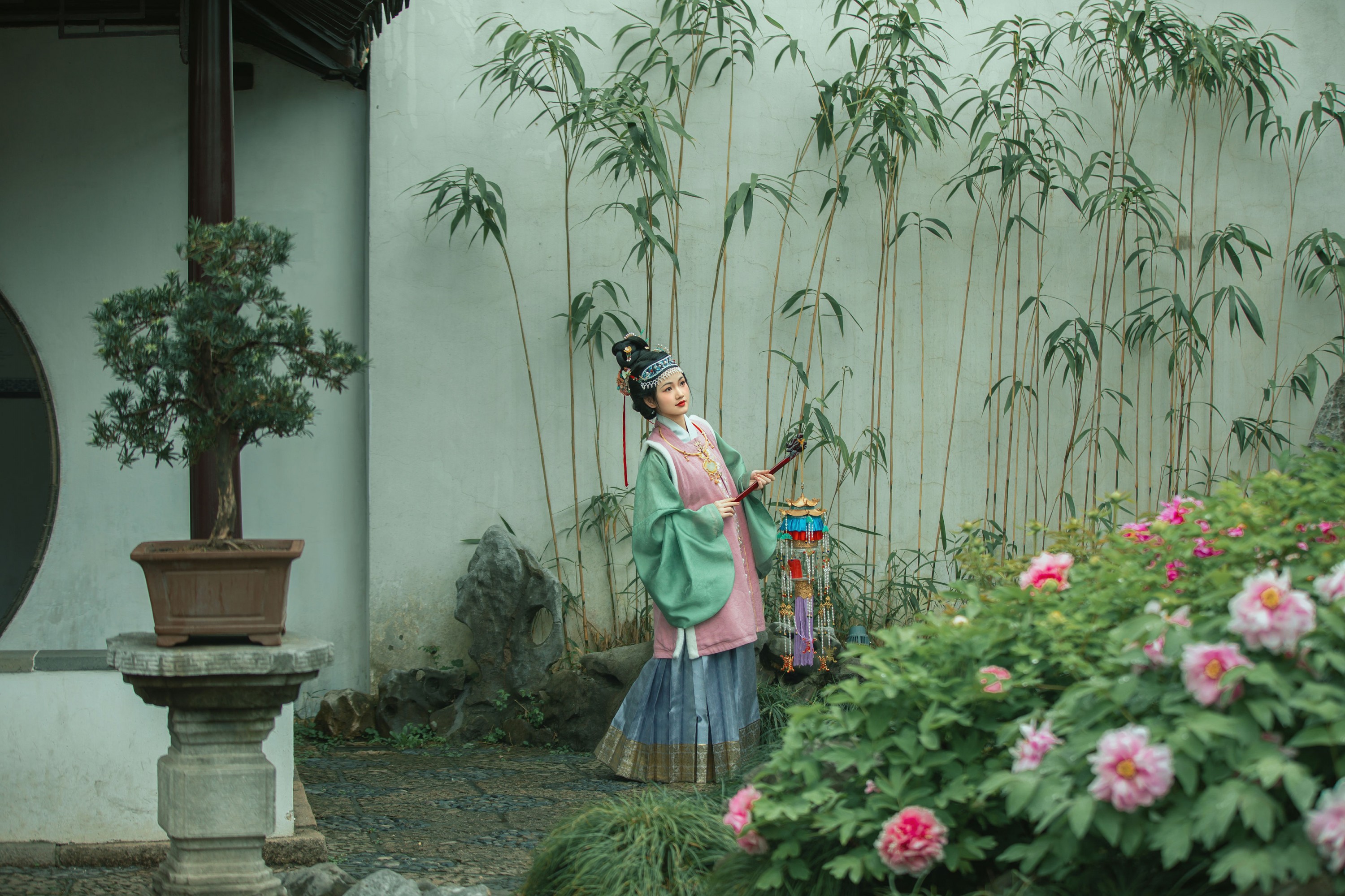 《牡丹从中的明仕女》[20P]