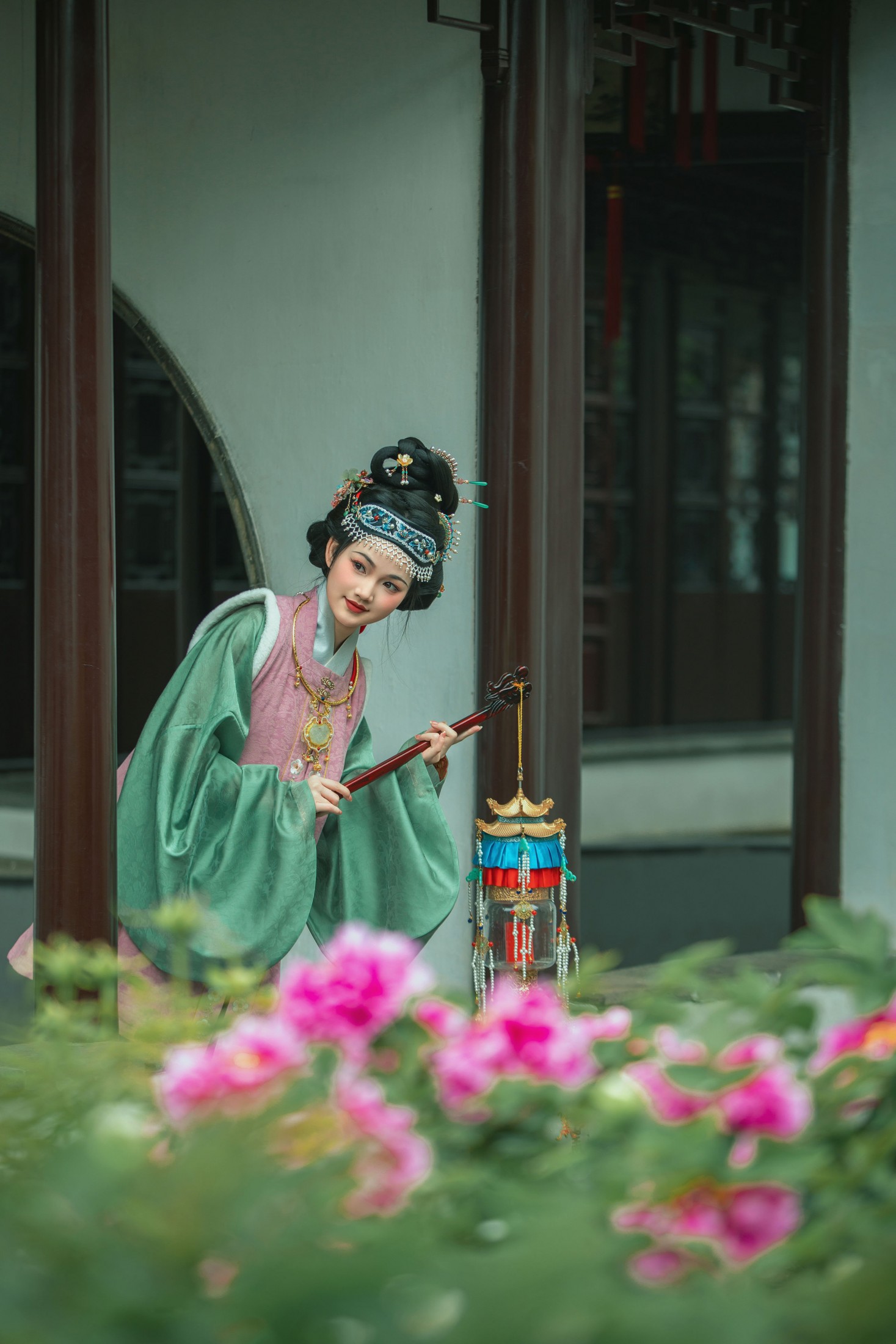 《牡丹从中的明仕女》[20P]